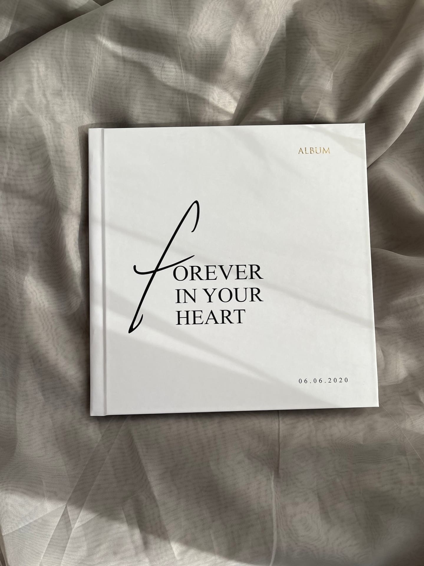 ФОТОЖУРНАЛ С МИНИМАЛИСТИЧНОЙ НАДПИСЬЮ