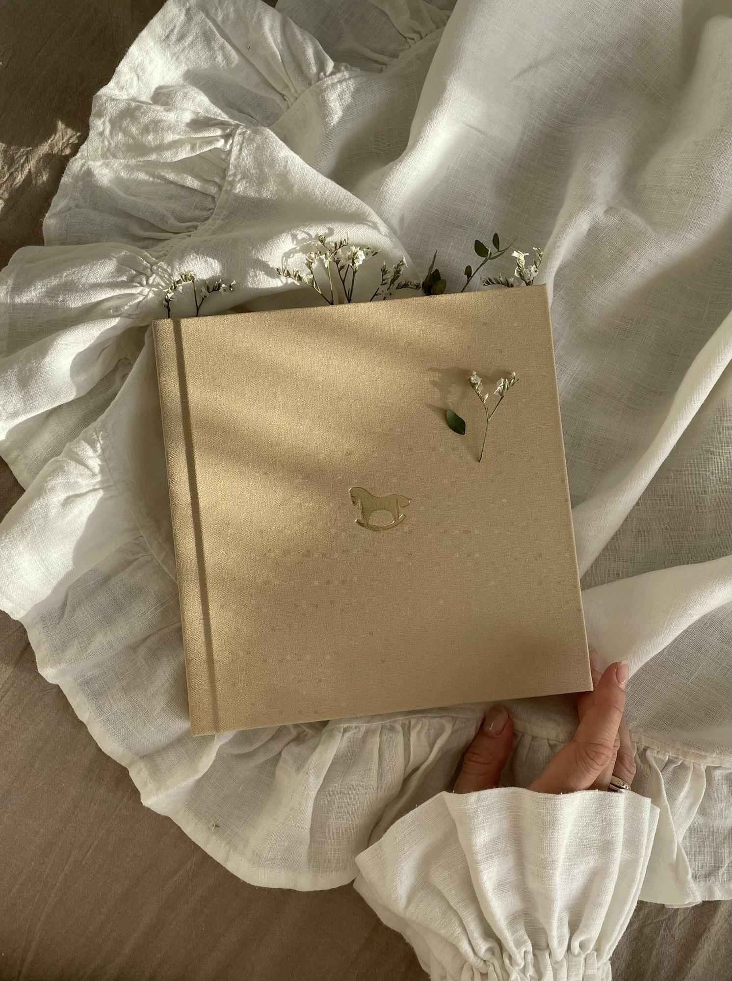 ФОТОКНИГА В ТЕКСТИЛЬНОЙ ОБЛОЖКЕ БЕЖЕВОГО ОТТЕНКА 20х20 СМ