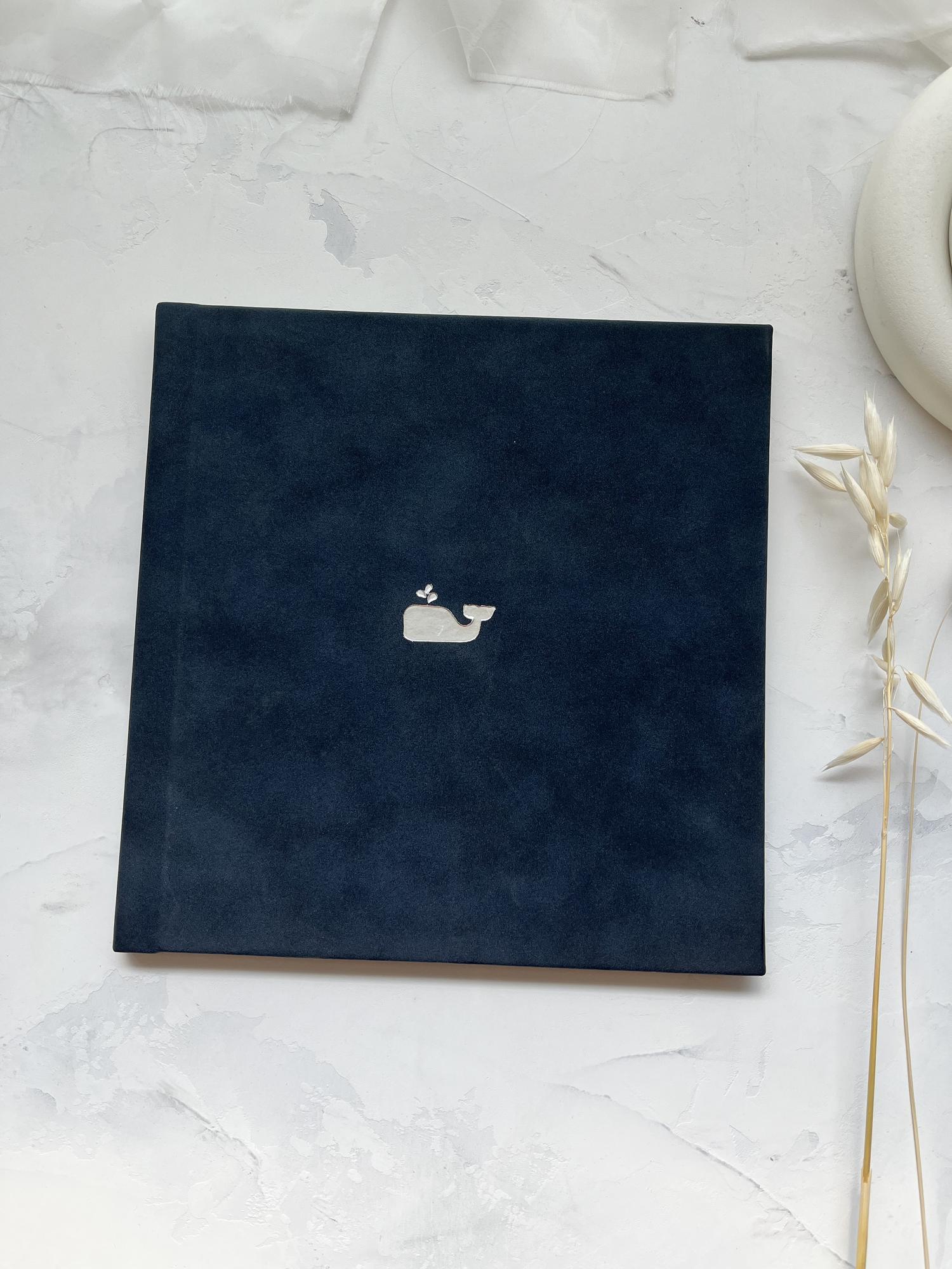 ФОТОКНИГА В ТЕМНО-СИНЕЙ ОБЛОЖКЕ ПОД ВЕЛЮР 20х20 СМ