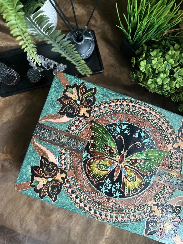 Шкатулка декоративная Бабочка в изумрудах