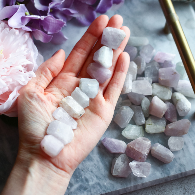 Ограненный сподумен (кунцит)