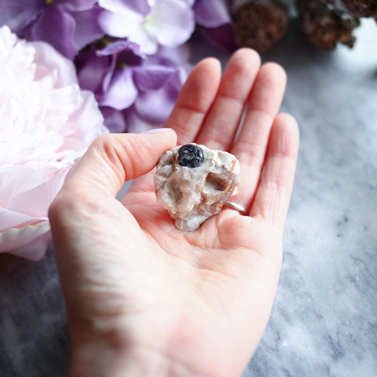 Необработанные кристаллы граната альмандина в микроклине