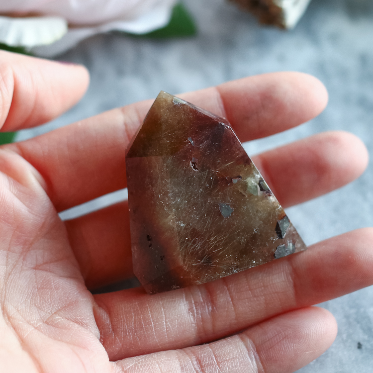 Кристалл-генератор из рутилового кварца (кварц-волосатик, Волосы Венеры)