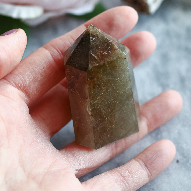 Кристалл-генератор из рутилового кварца (кварц-волосатик, Волосы Венеры)