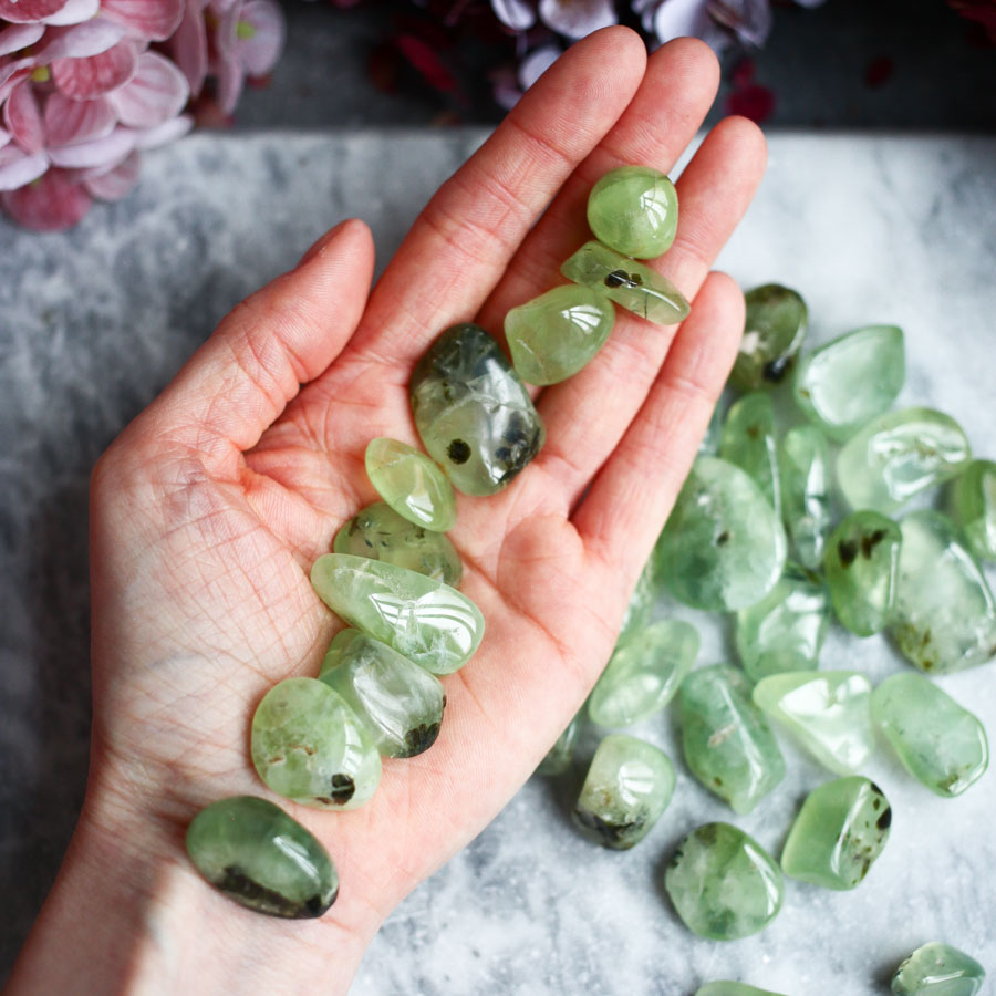 Галтовка пренита с эпидотом