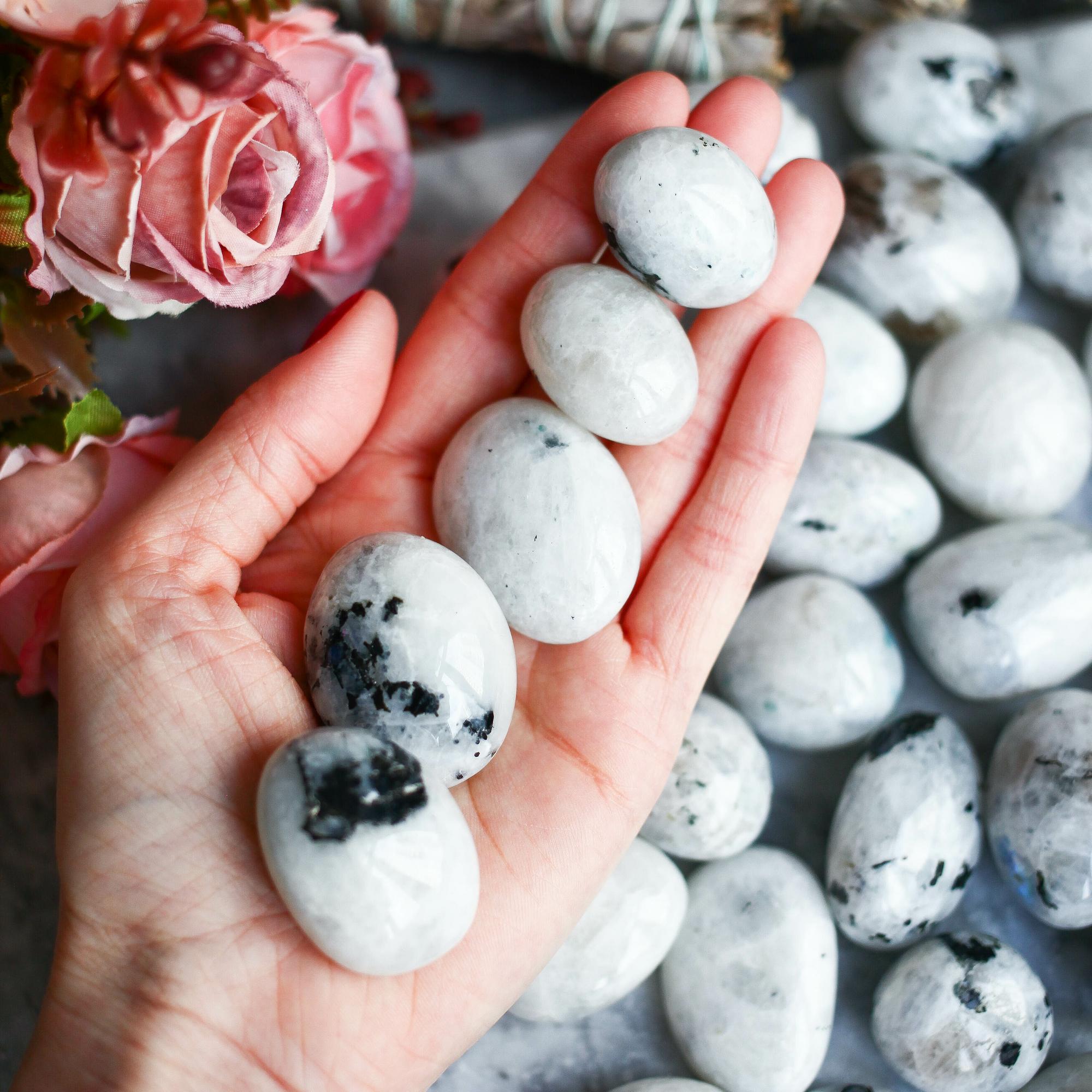 Галтовка лунного камня (плагиоклаз)