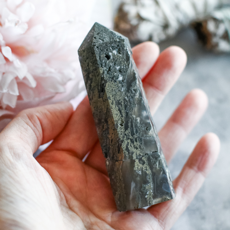 Кристалл-генератор из пирита в халцедоне