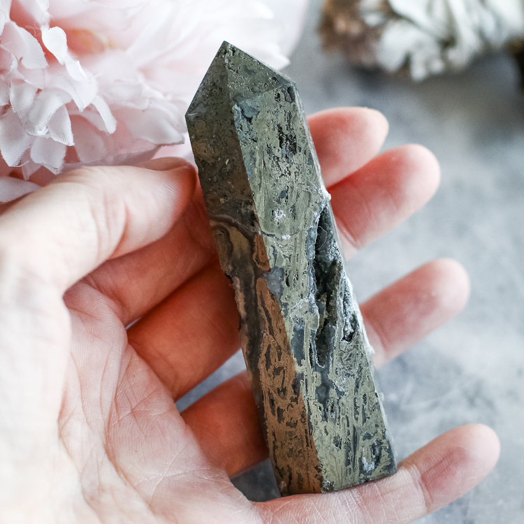 Кристалл-генератор из пирита в халцедоне