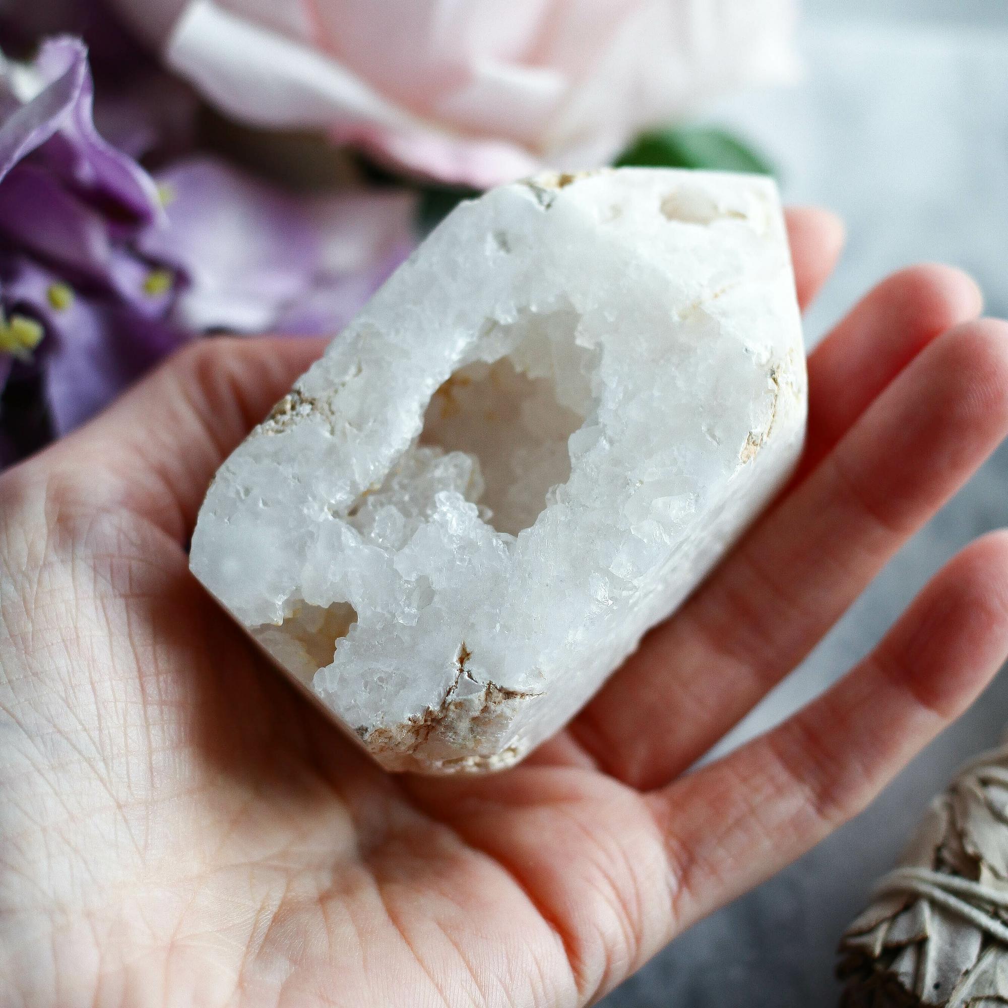 Жеода кварца с кристаллами в форме кристалла-генератора