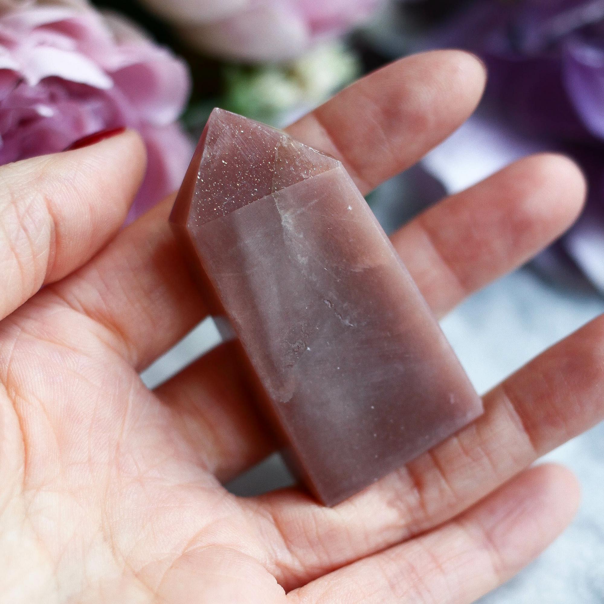 Персиковый солнечно-лунный камень в форме кристалла-генератора