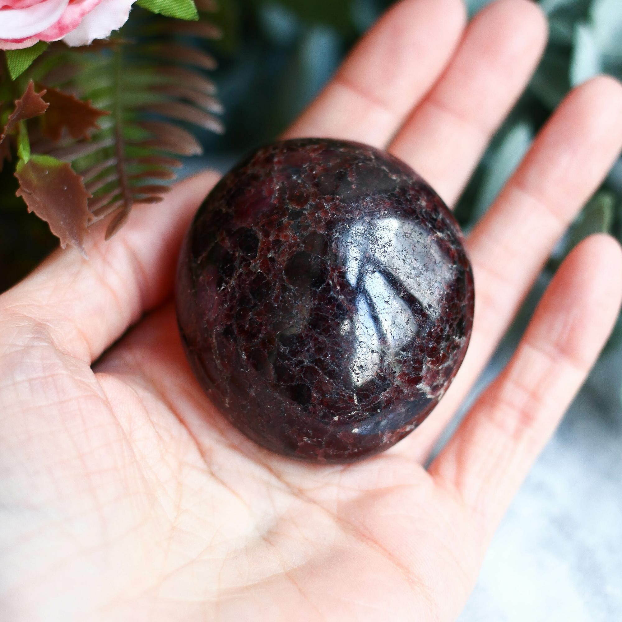 Гранат альмандин в форме гальки