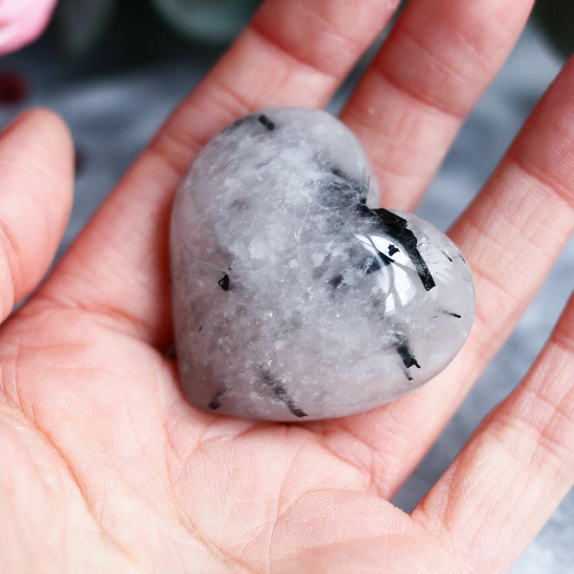 Турмалиновый кварц (кварц с шерлом) в форме сердца