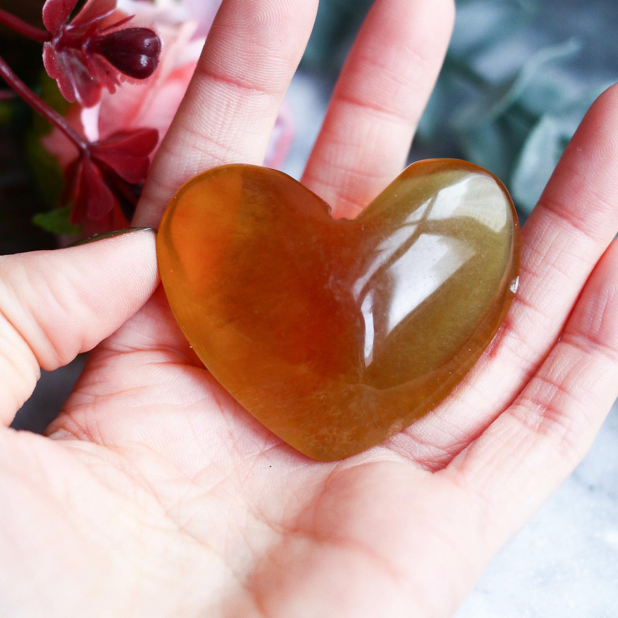 Желтый флюорит в форме сердца