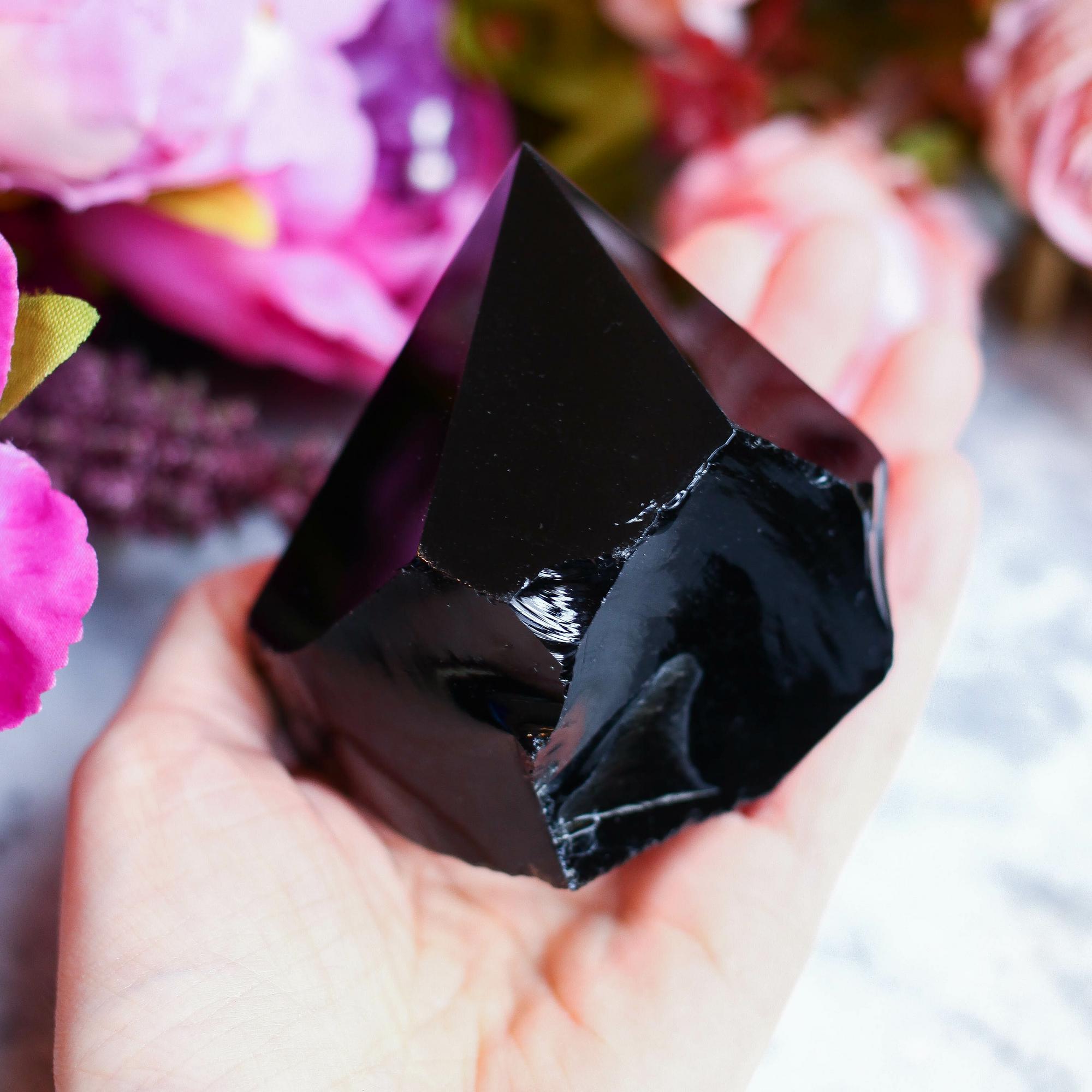 Черный обсидиан в форме большого кристалла-генератора