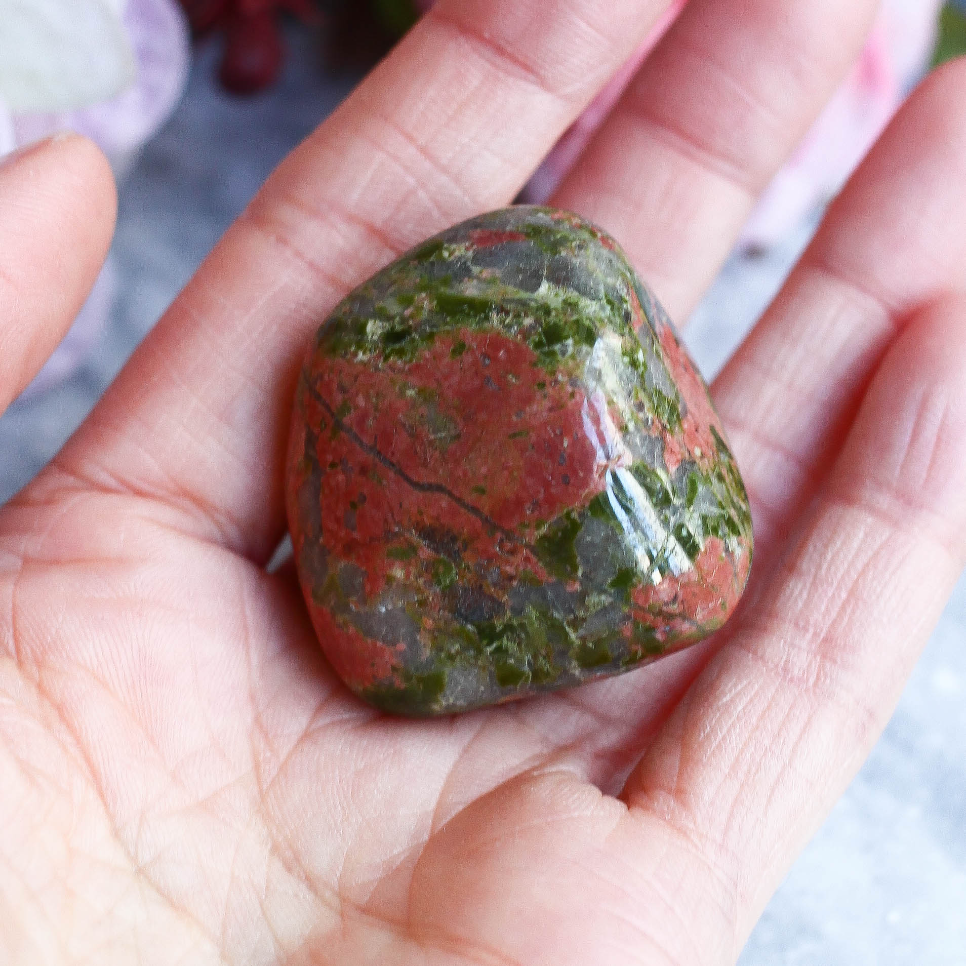 Унакит в форме гальки