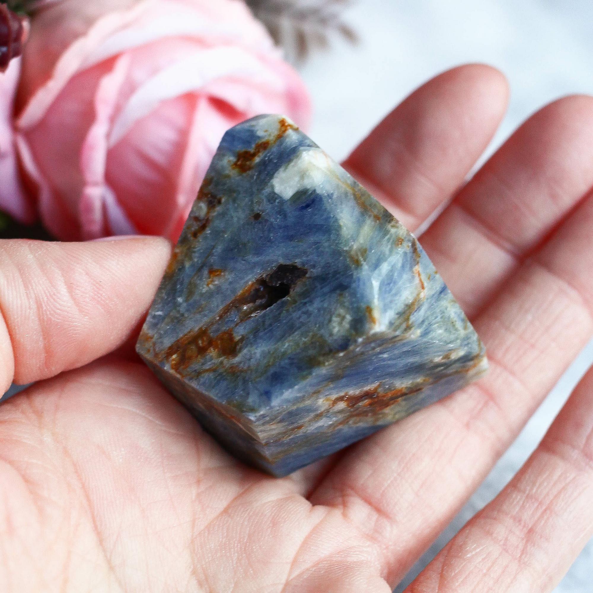 Кианит ограненный