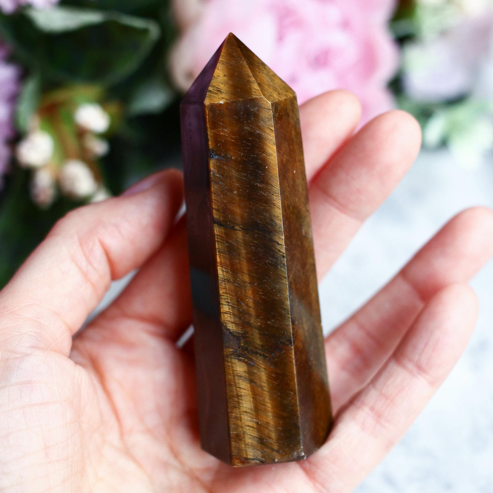 Тигровый глаз в форме кристалла-генератора