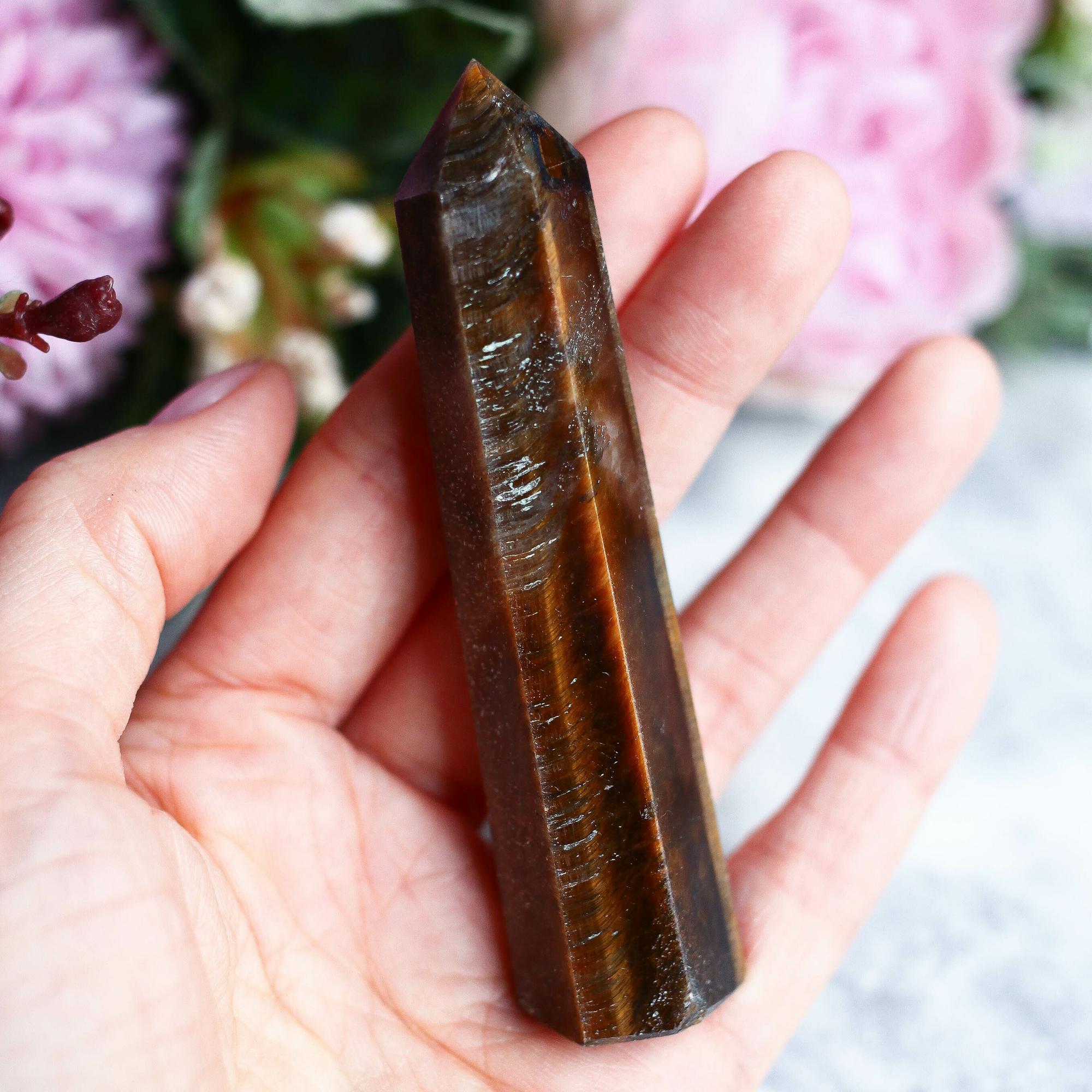 Тигровый глаз в форме кристалла-генератора