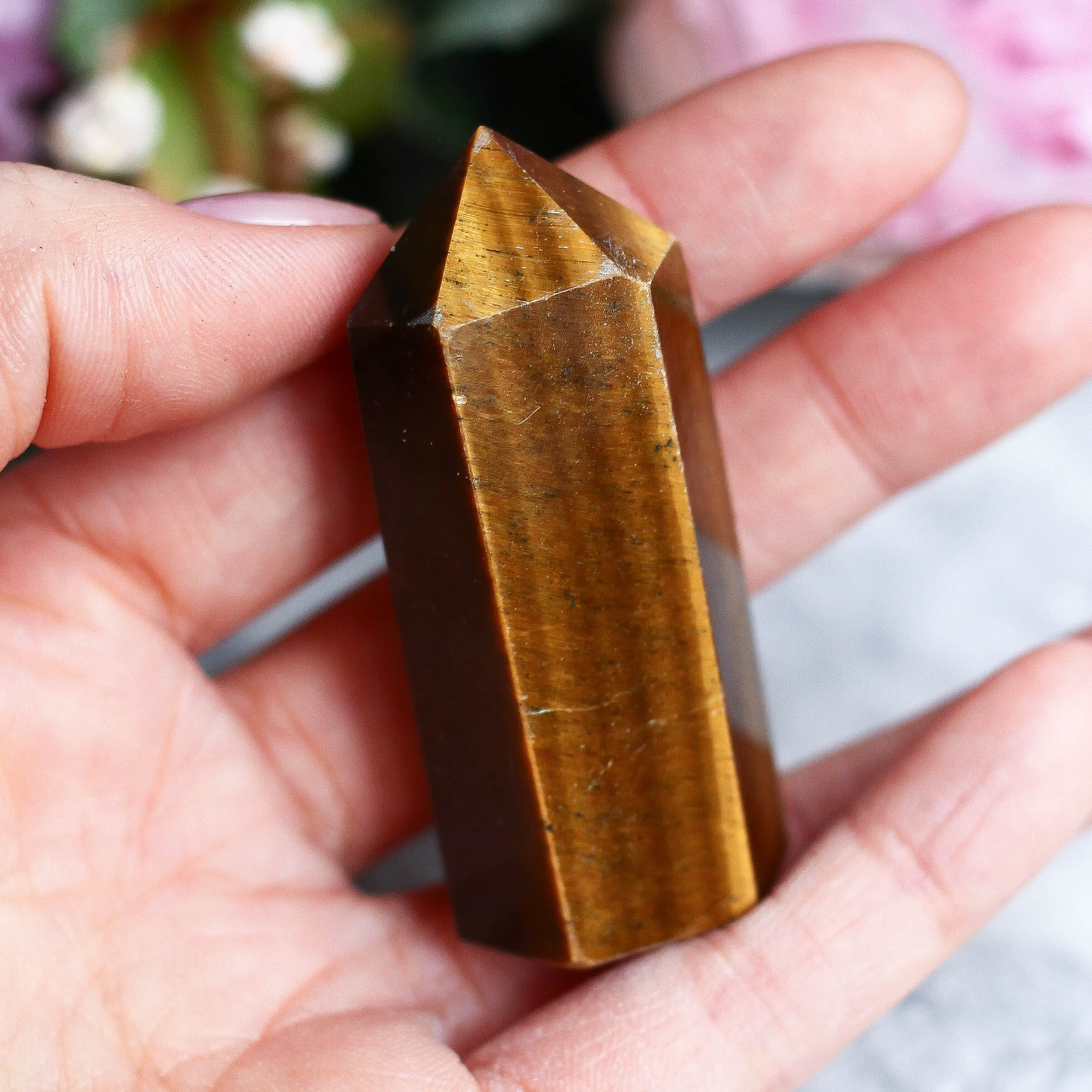 Тигровый глаз в форме кристалла-генератора