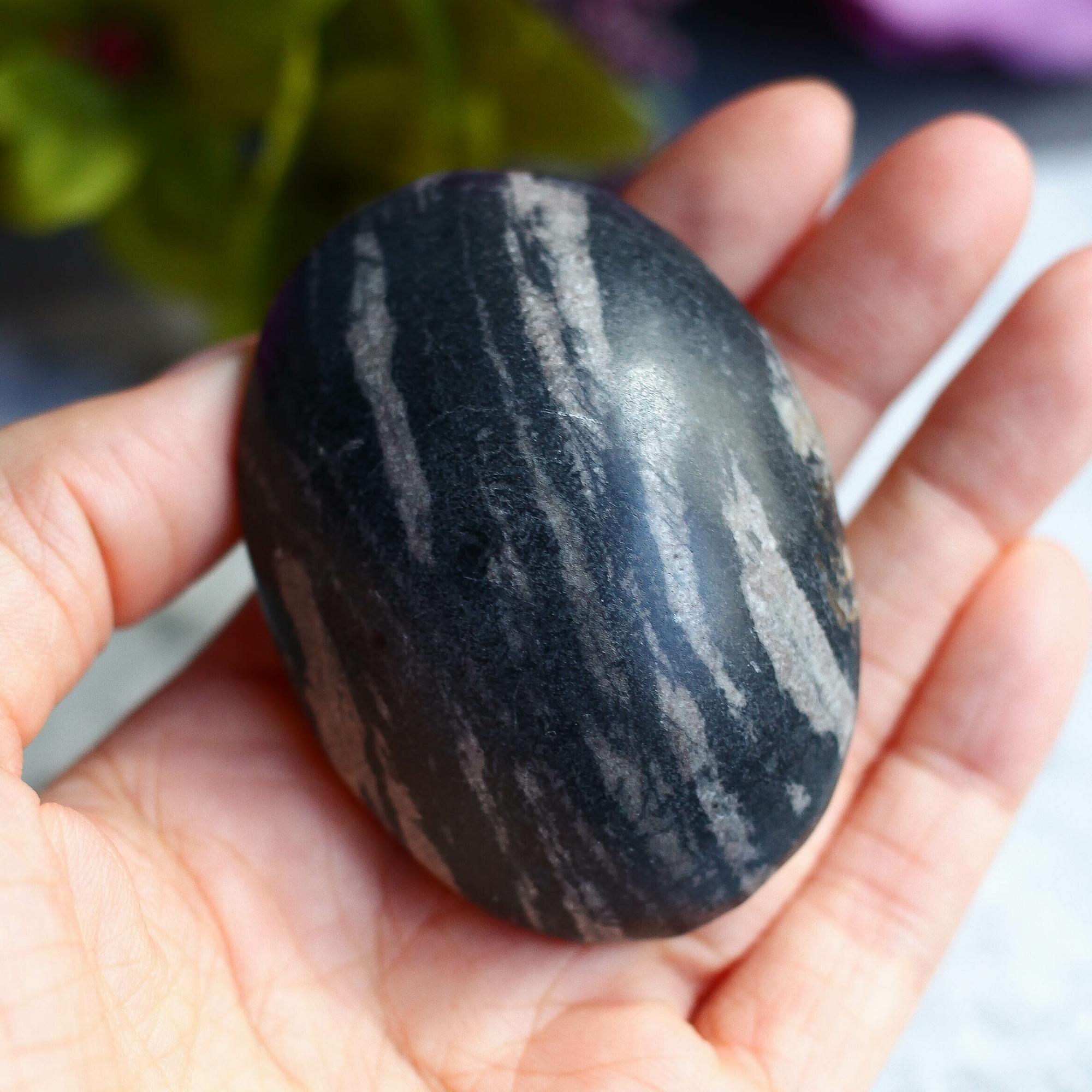 Паутинная яшма в форме гальки (мрамор)