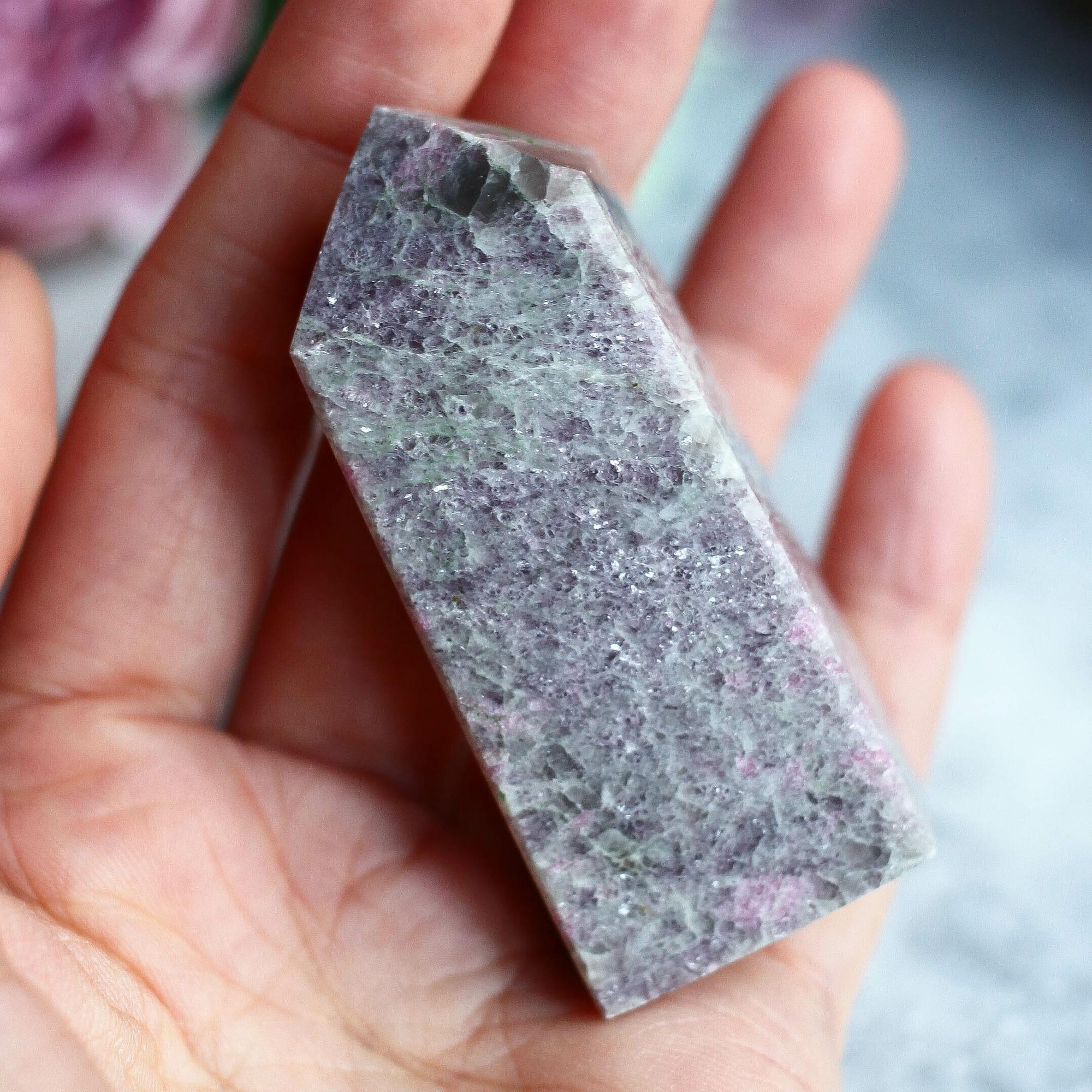 Розовый турмалин (рубеллит) в породе в форме кристалла-генератора