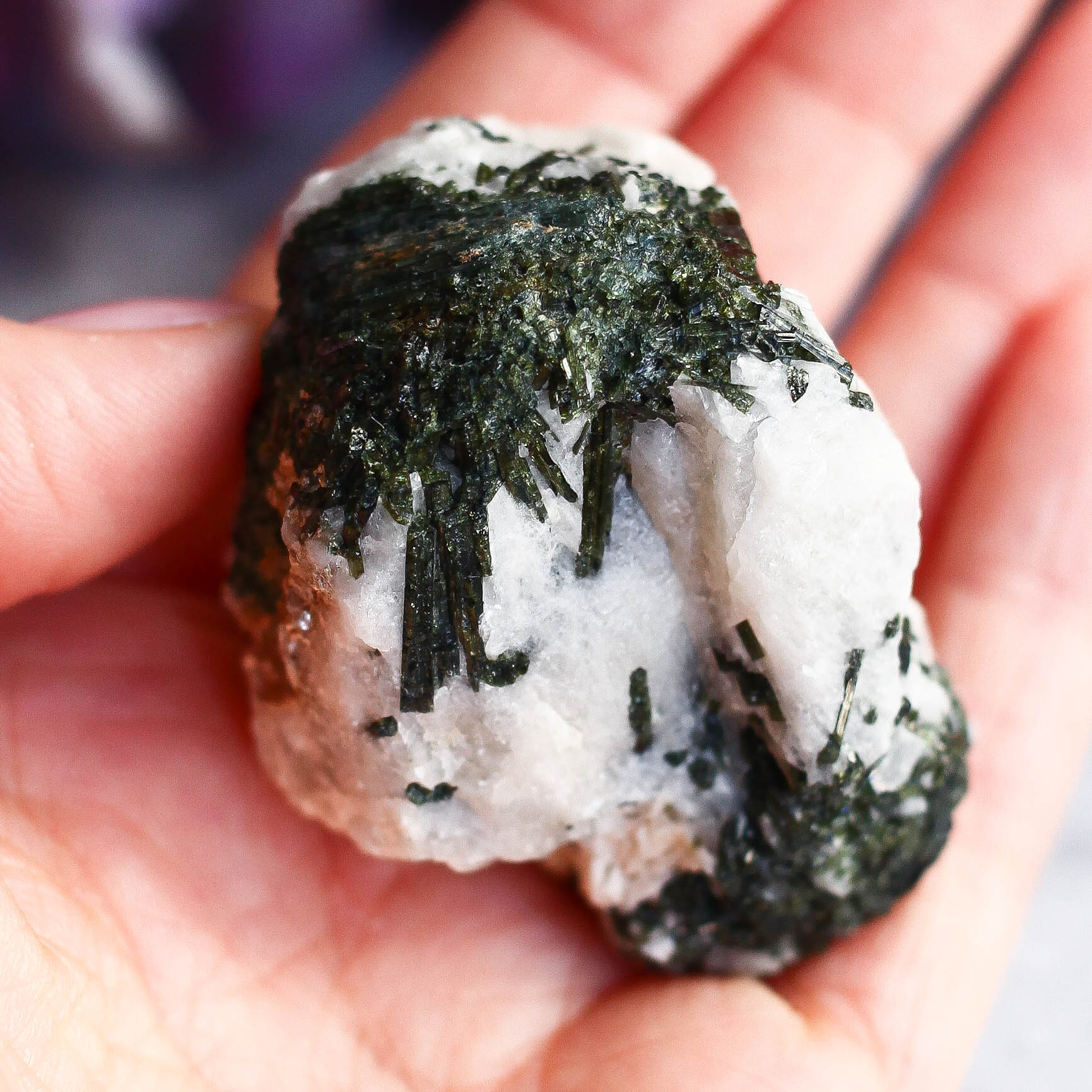 Зеленый турмалин (верделит) в кварце