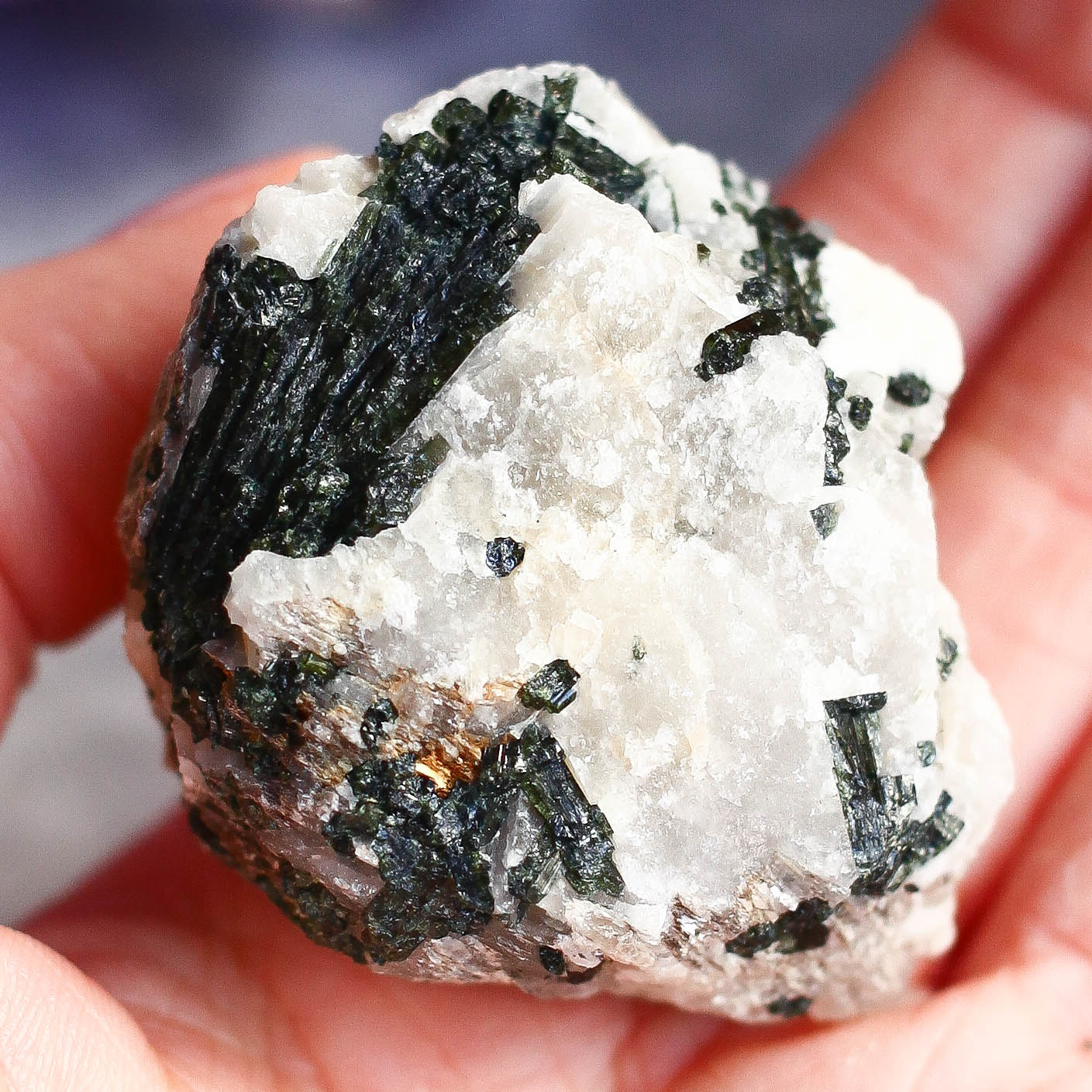 Зеленый турмалин (верделит) в кварце