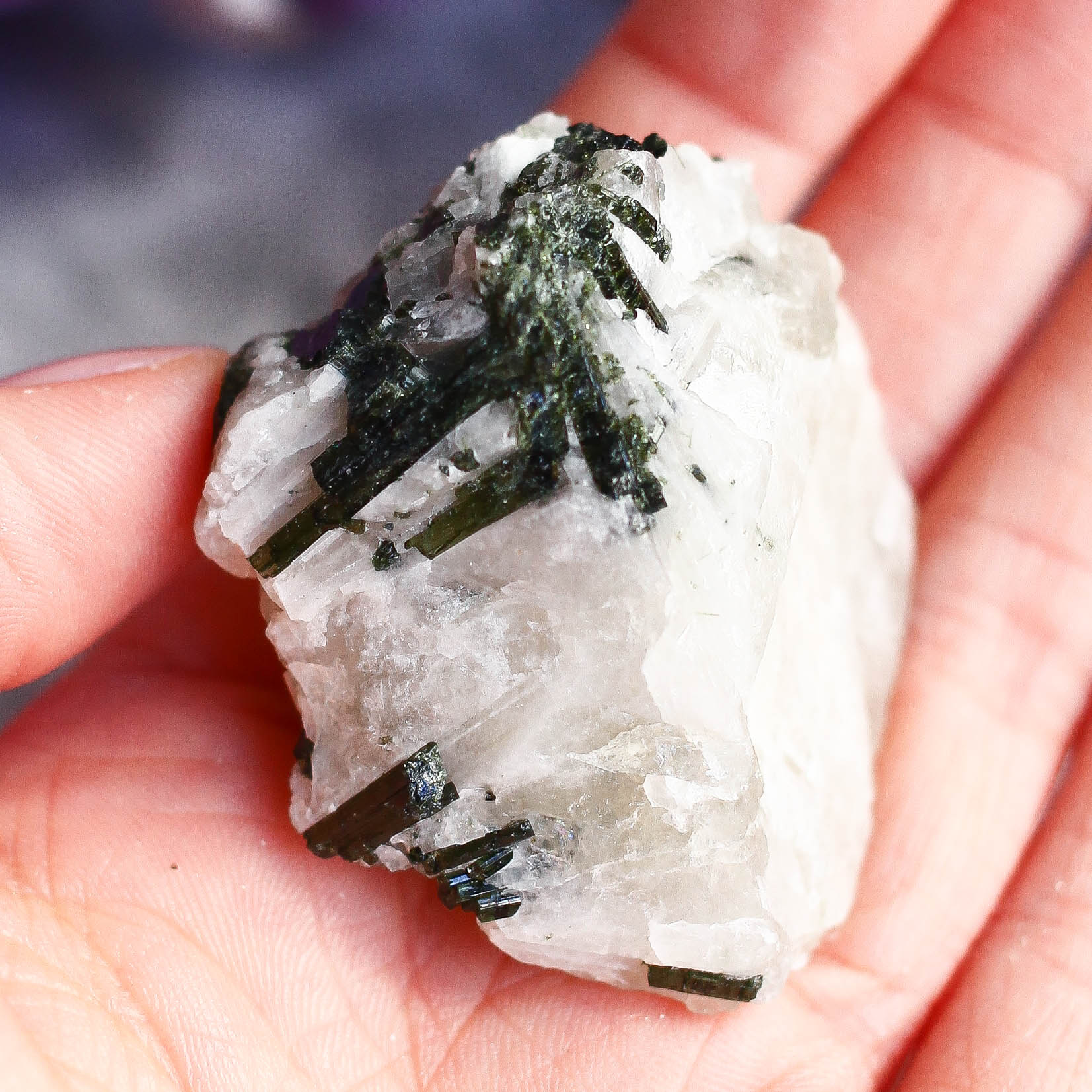 Зеленый турмалин (верделит) в кварце