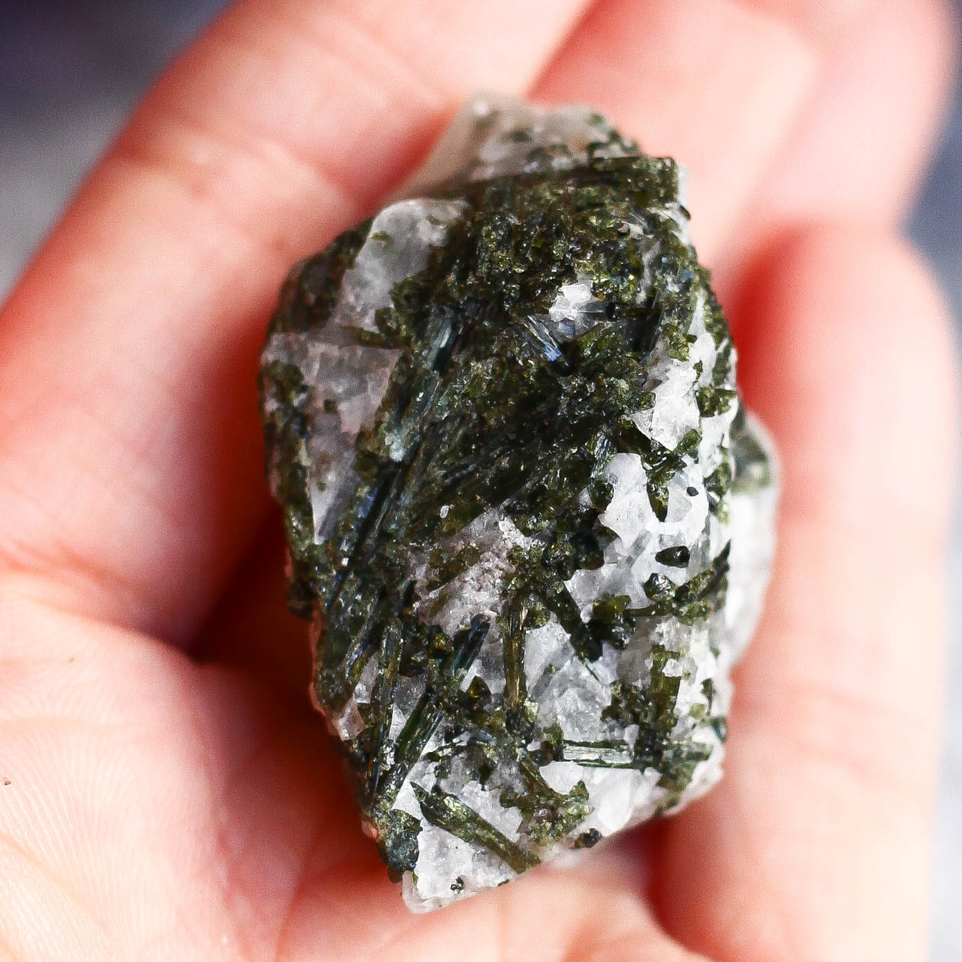 Зеленый турмалин (верделит) в кварце