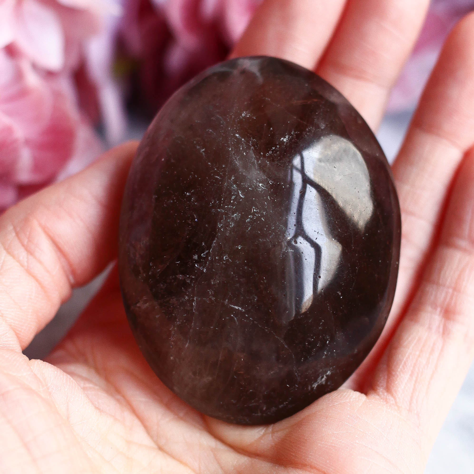 Раухтопаз (дымчатый кварц) в форме гальки