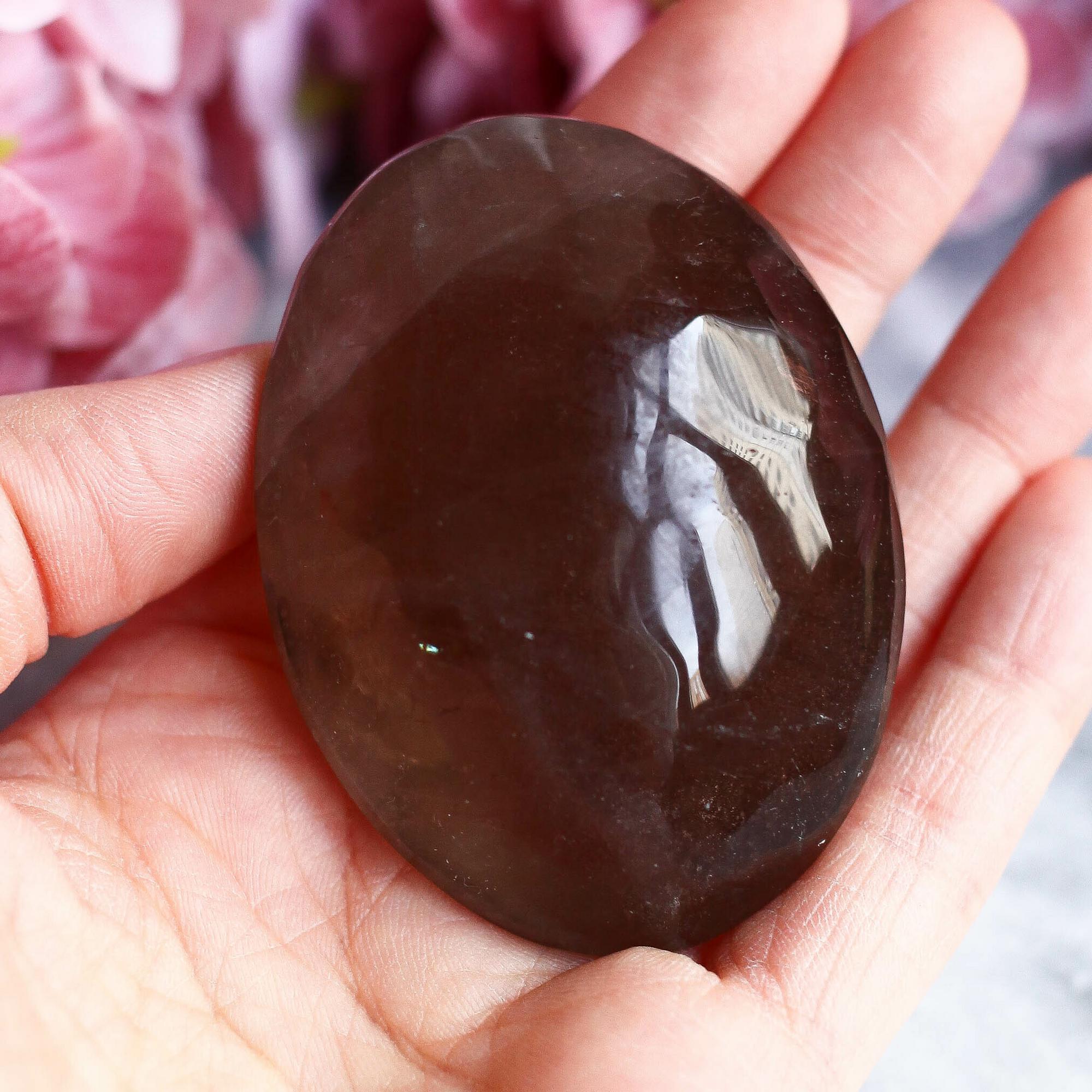 Раухтопаз (дымчатый кварц) в форме гальки