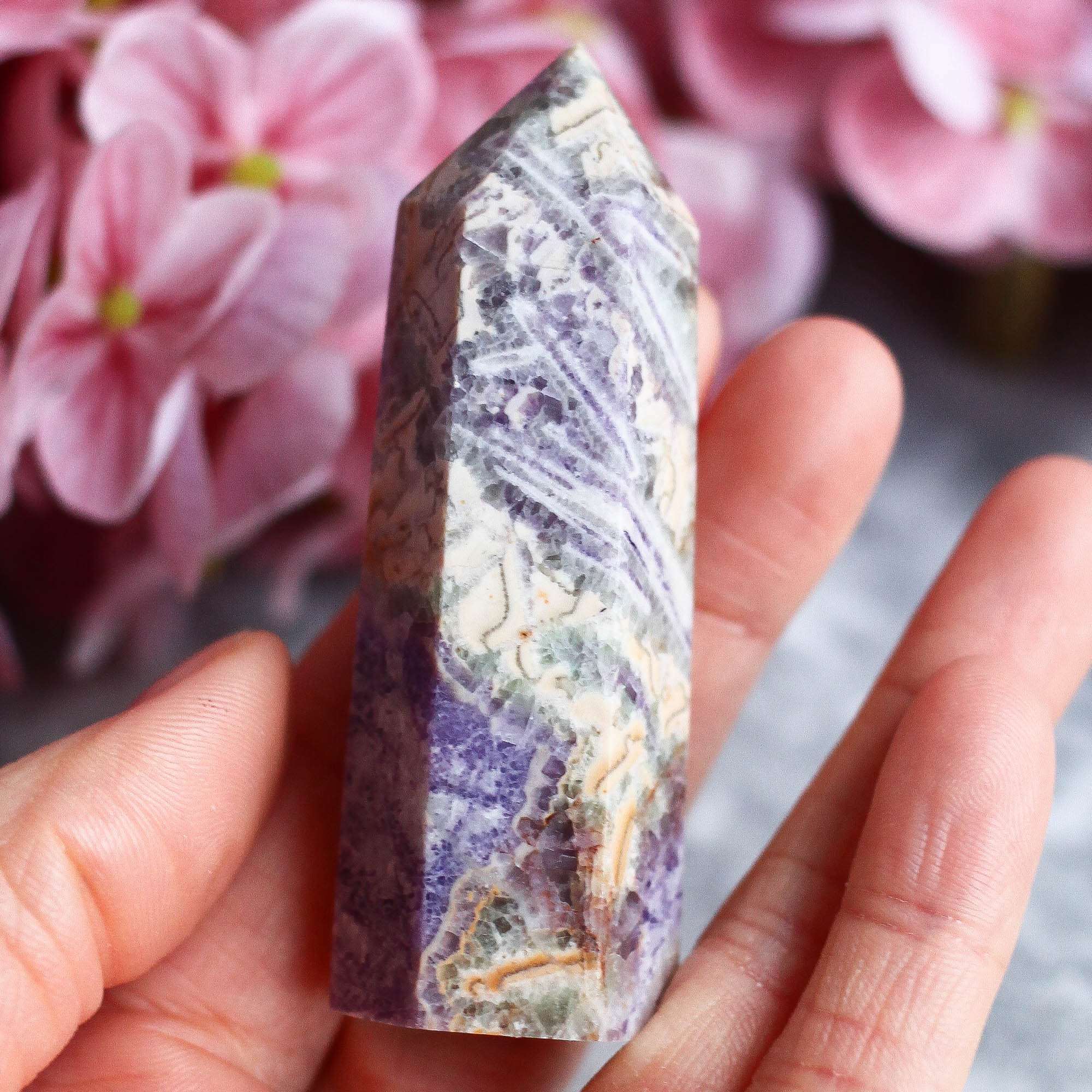 Опализированный флюорит в форме кристалла-генератора