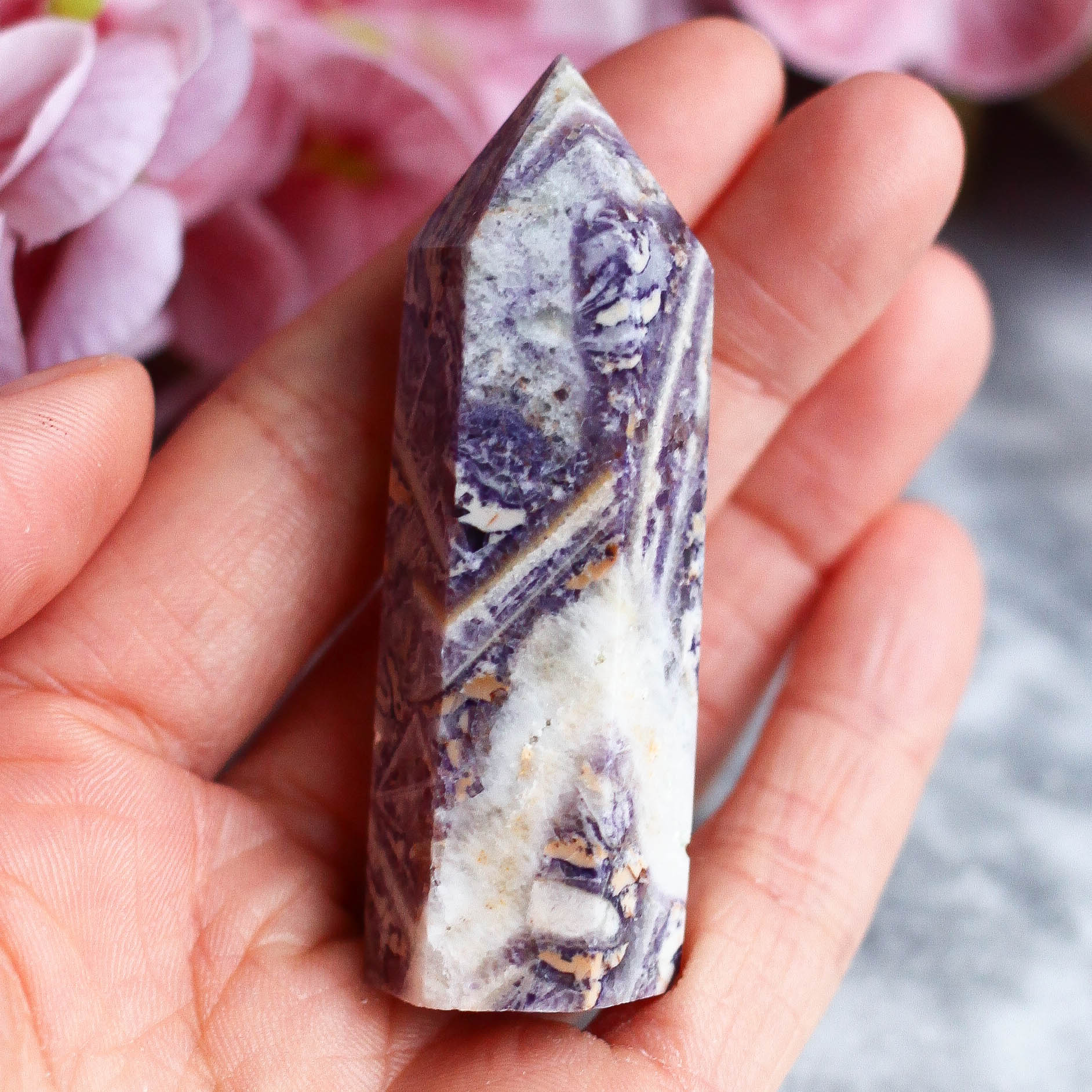 Опализированный флюорит в форме кристалла-генератора