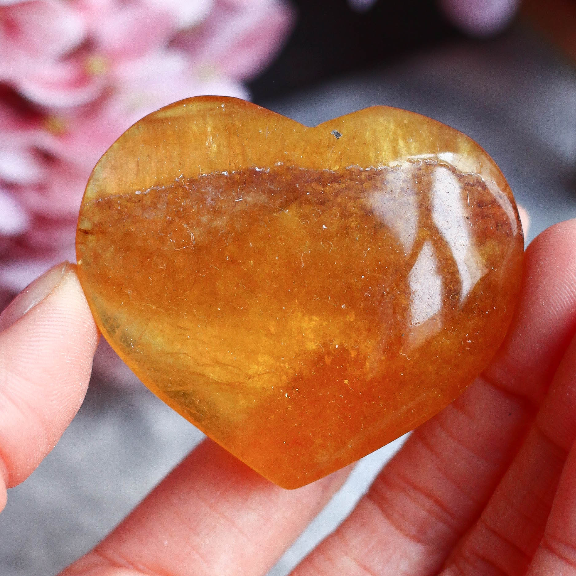 Желтый флюорит в форме сердца