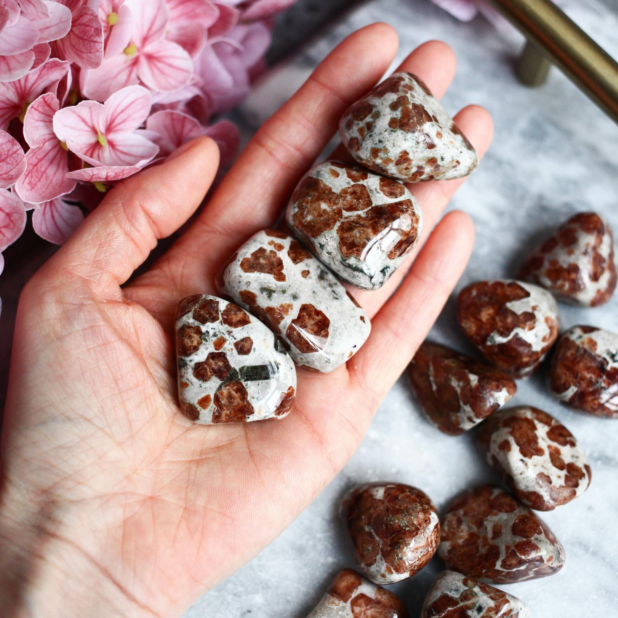 Галтовка граната гессонита в волластоните