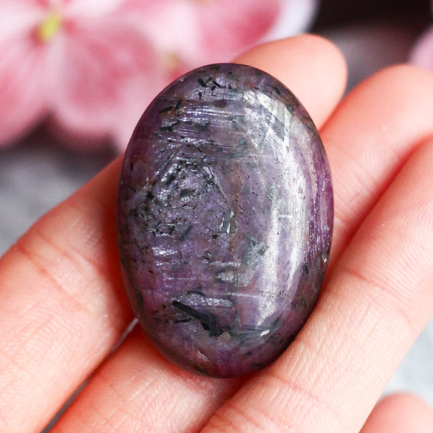 Красный корунд в форме мини-гальки