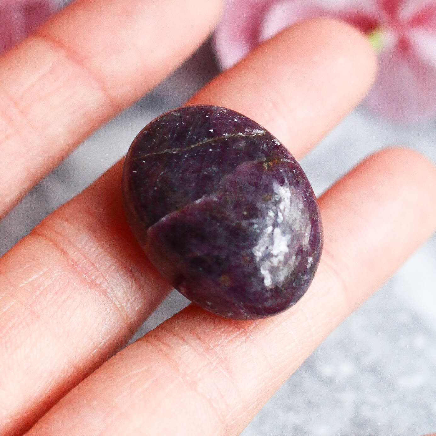 Красный корунд в форме мини-гальки