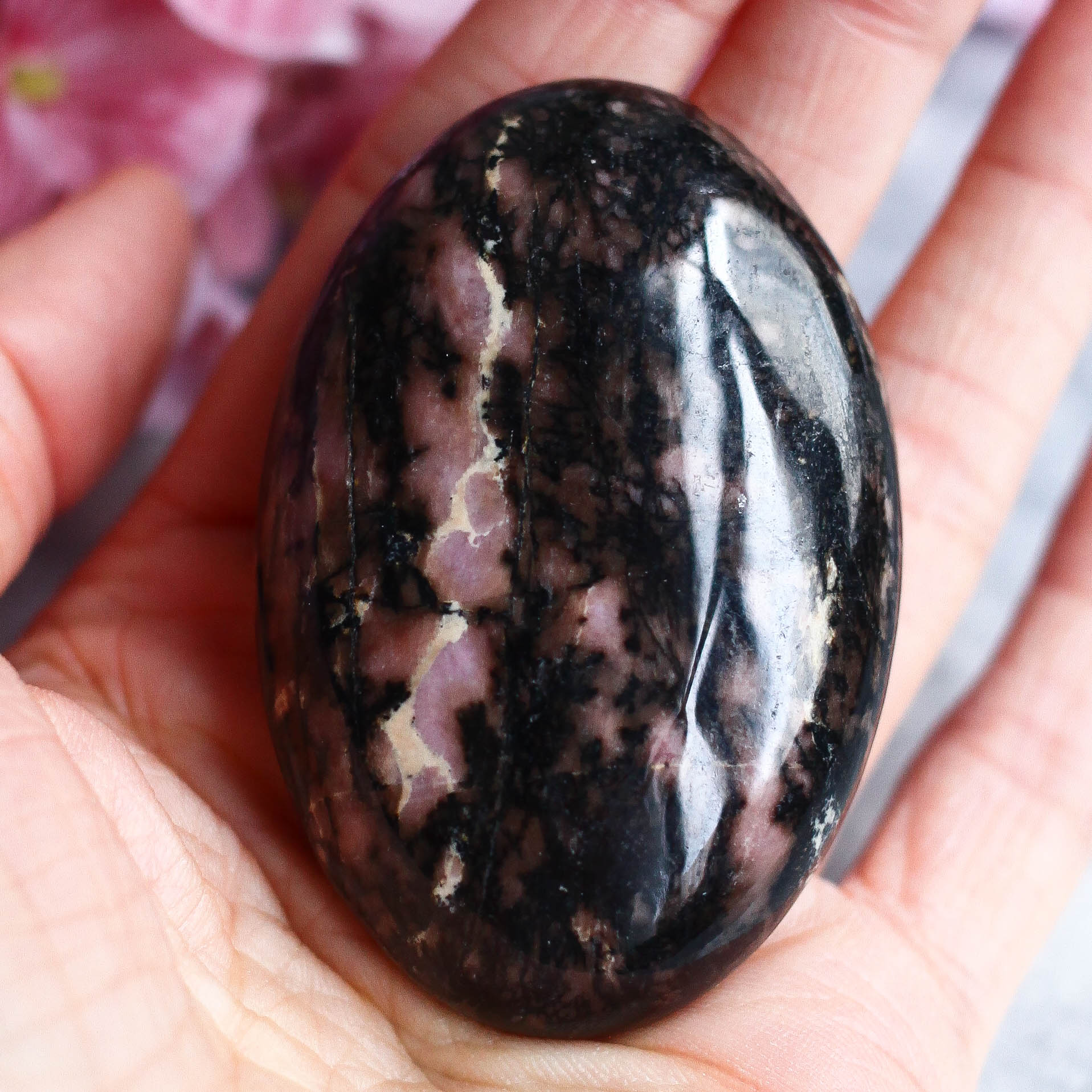 Родонит в форме гальки