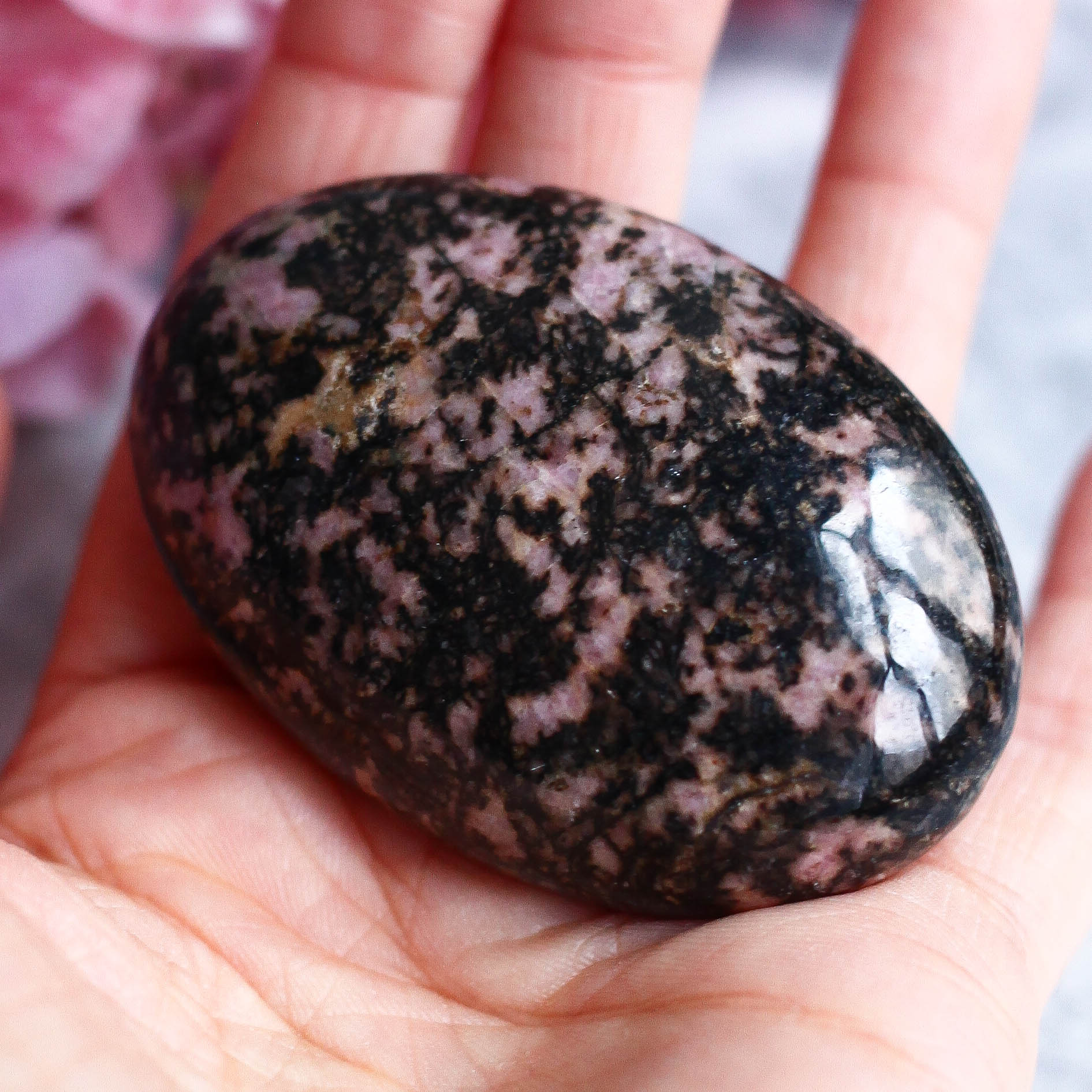 Родонит в форме гальки