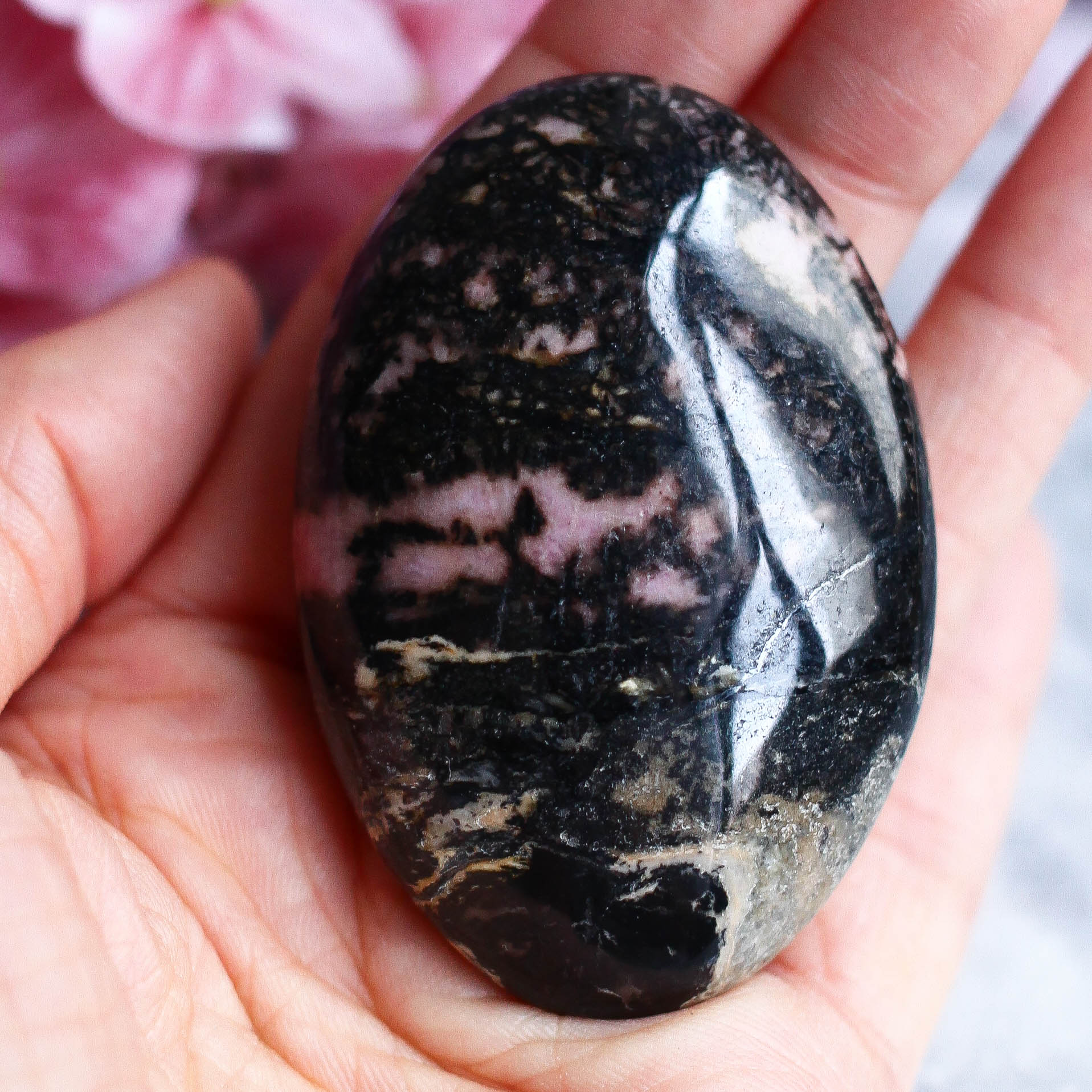 Родонит в форме гальки