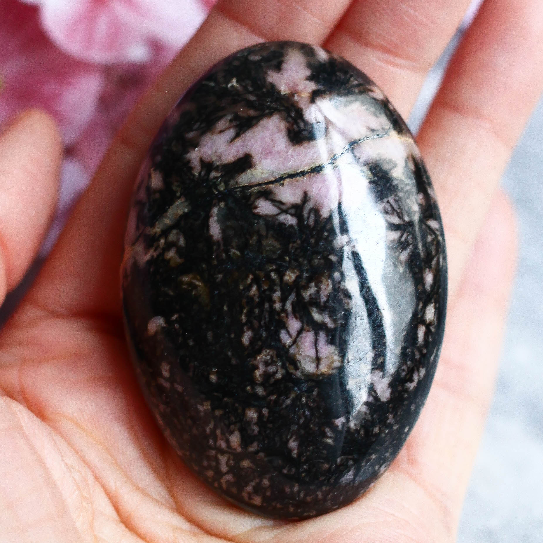 Родонит в форме гальки