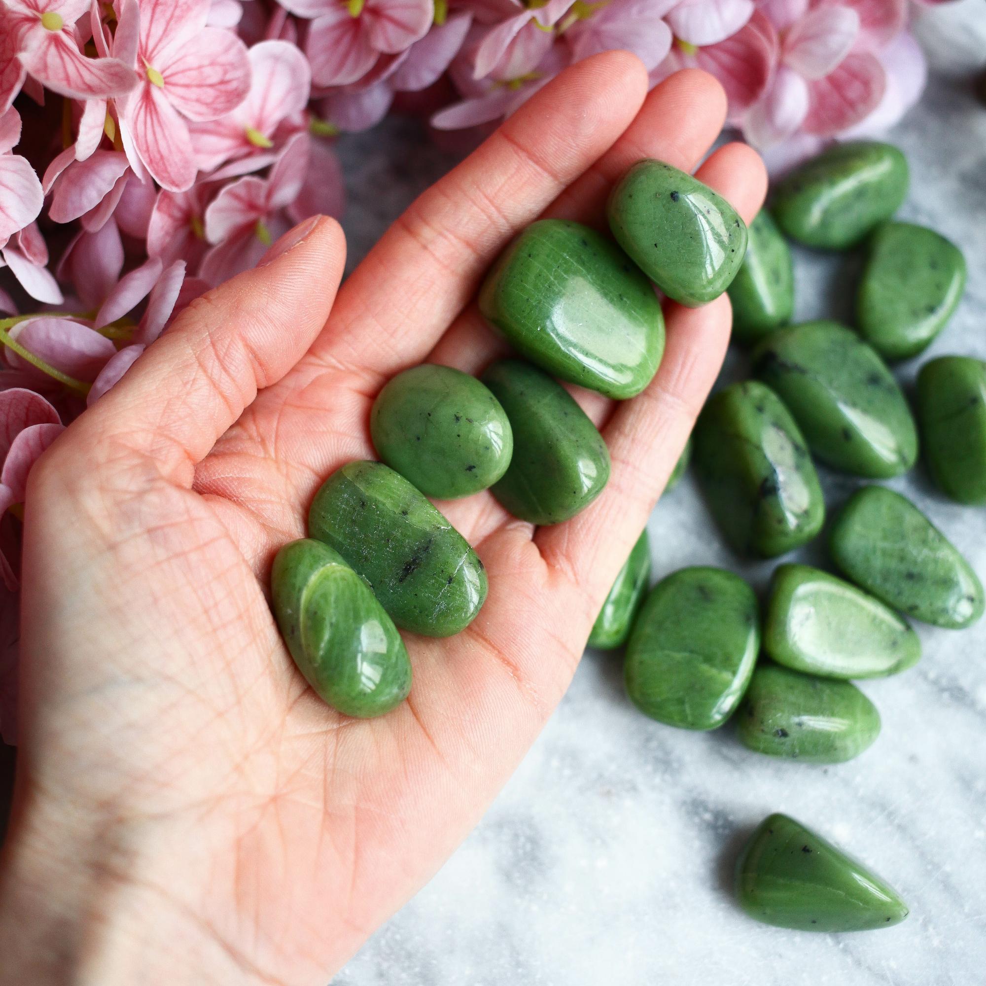 Галтовка нефритового жада (канадский серпентинит)