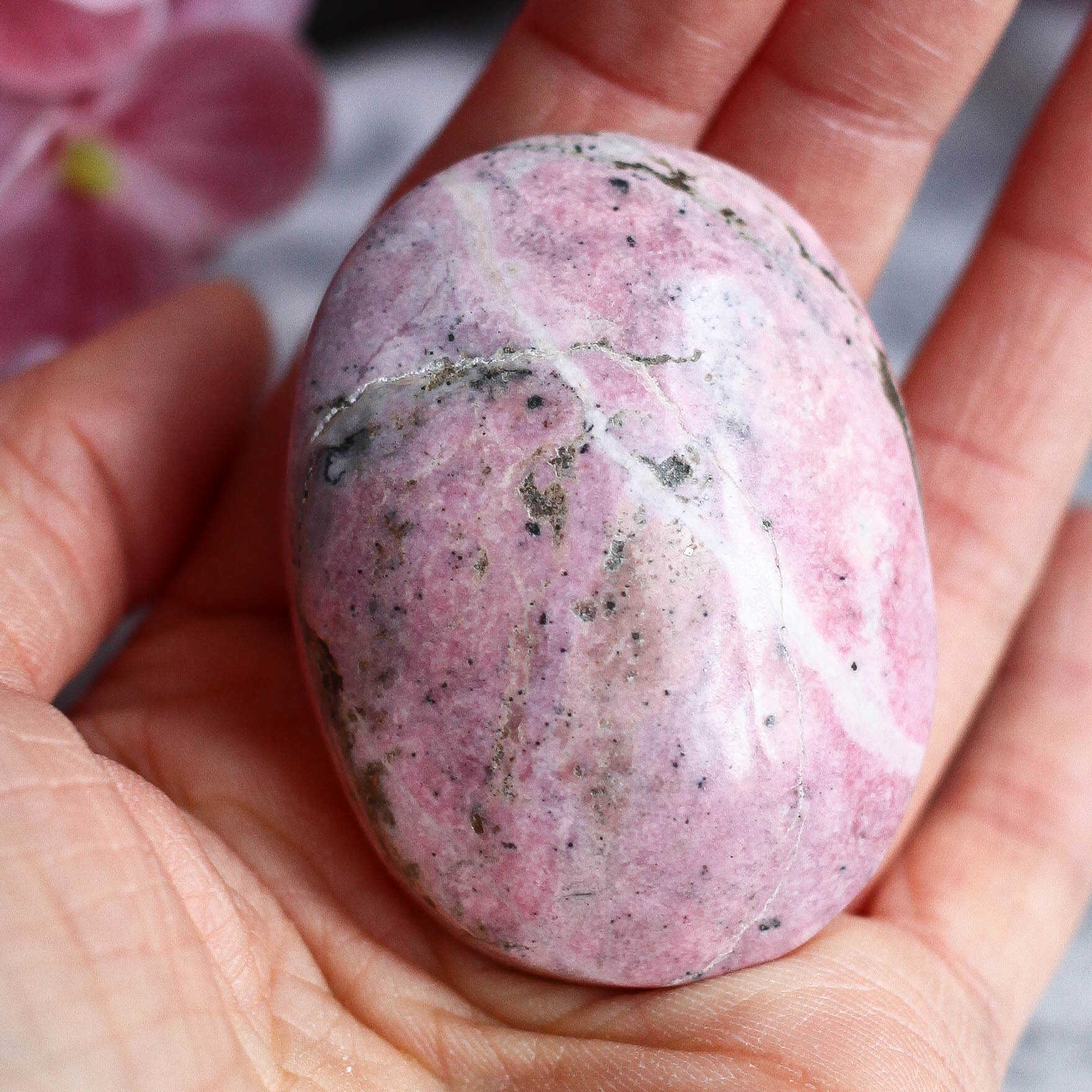 Родонит в форме гальки