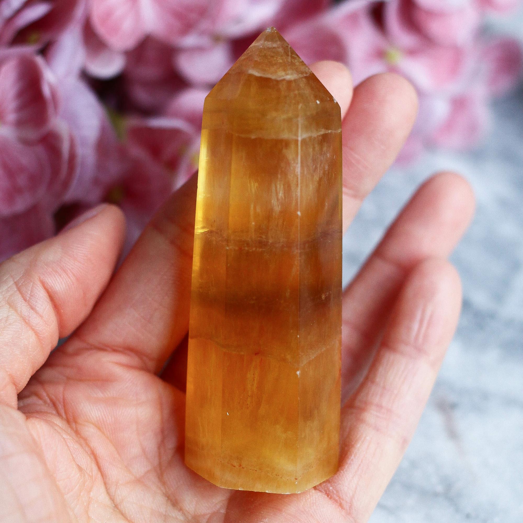 Желтый флюорит в форме кристалла-генератора