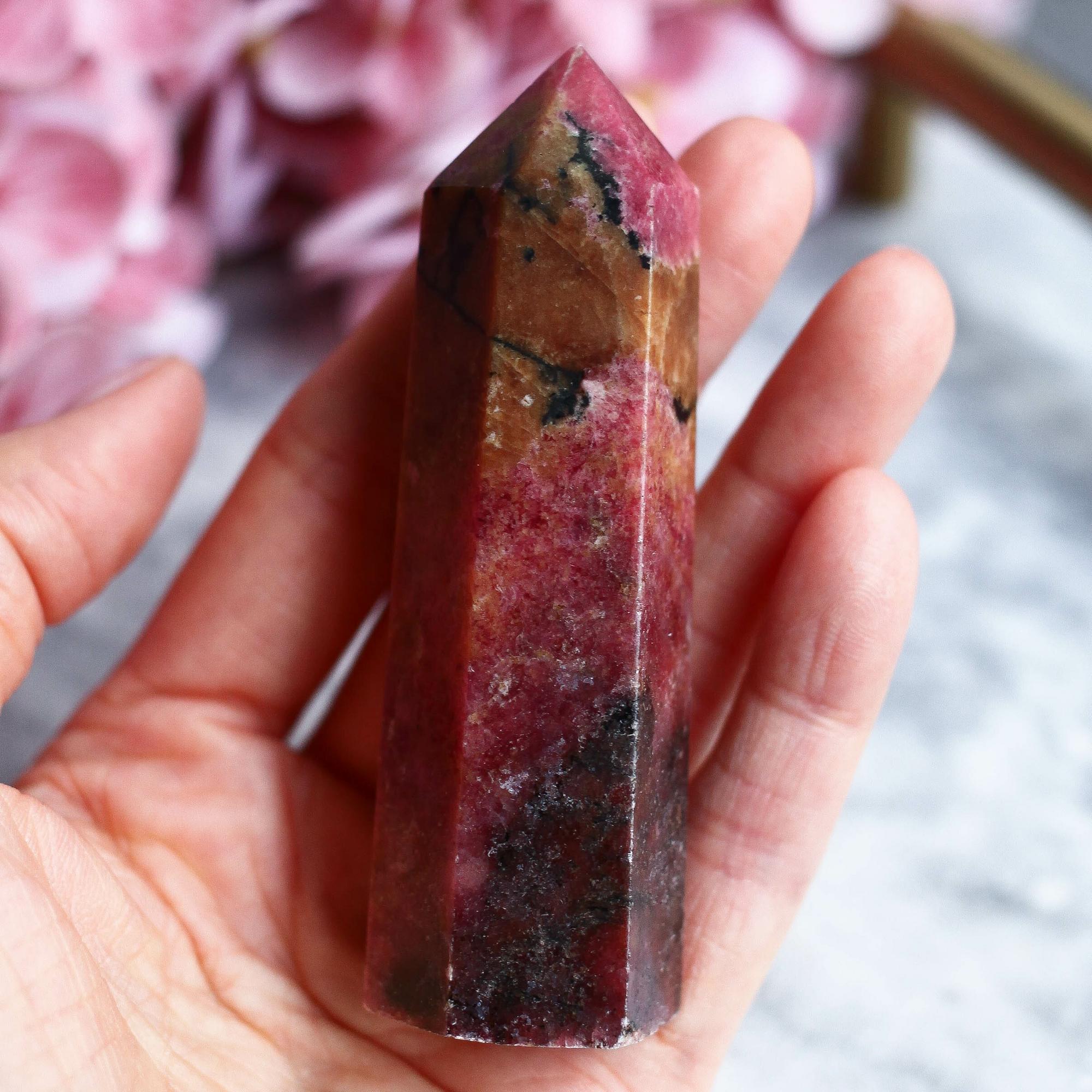 Родонит в форме кристалла-генератора (высокий сорт)