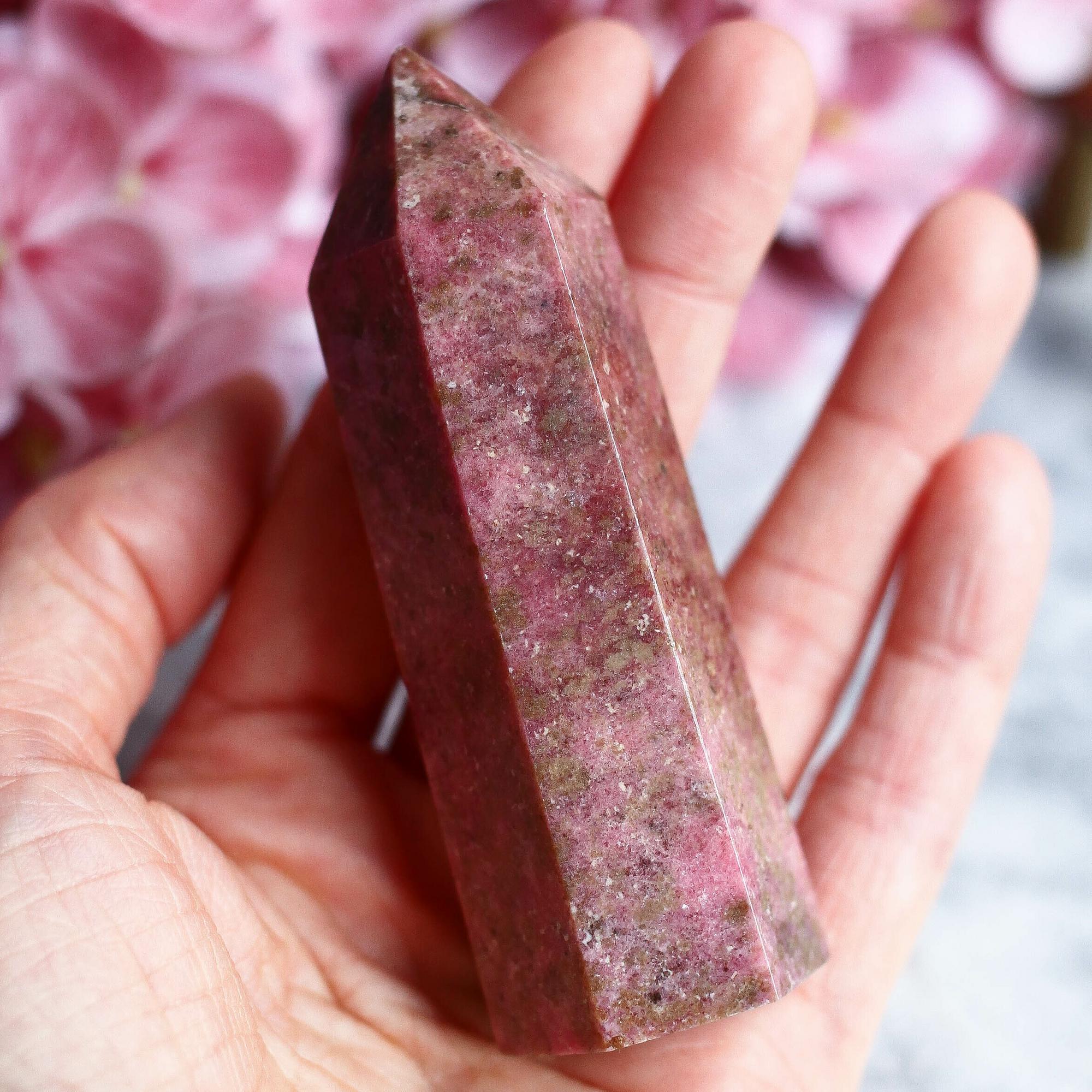 Родонит в форме кристалла-генератора (высокий сорт)