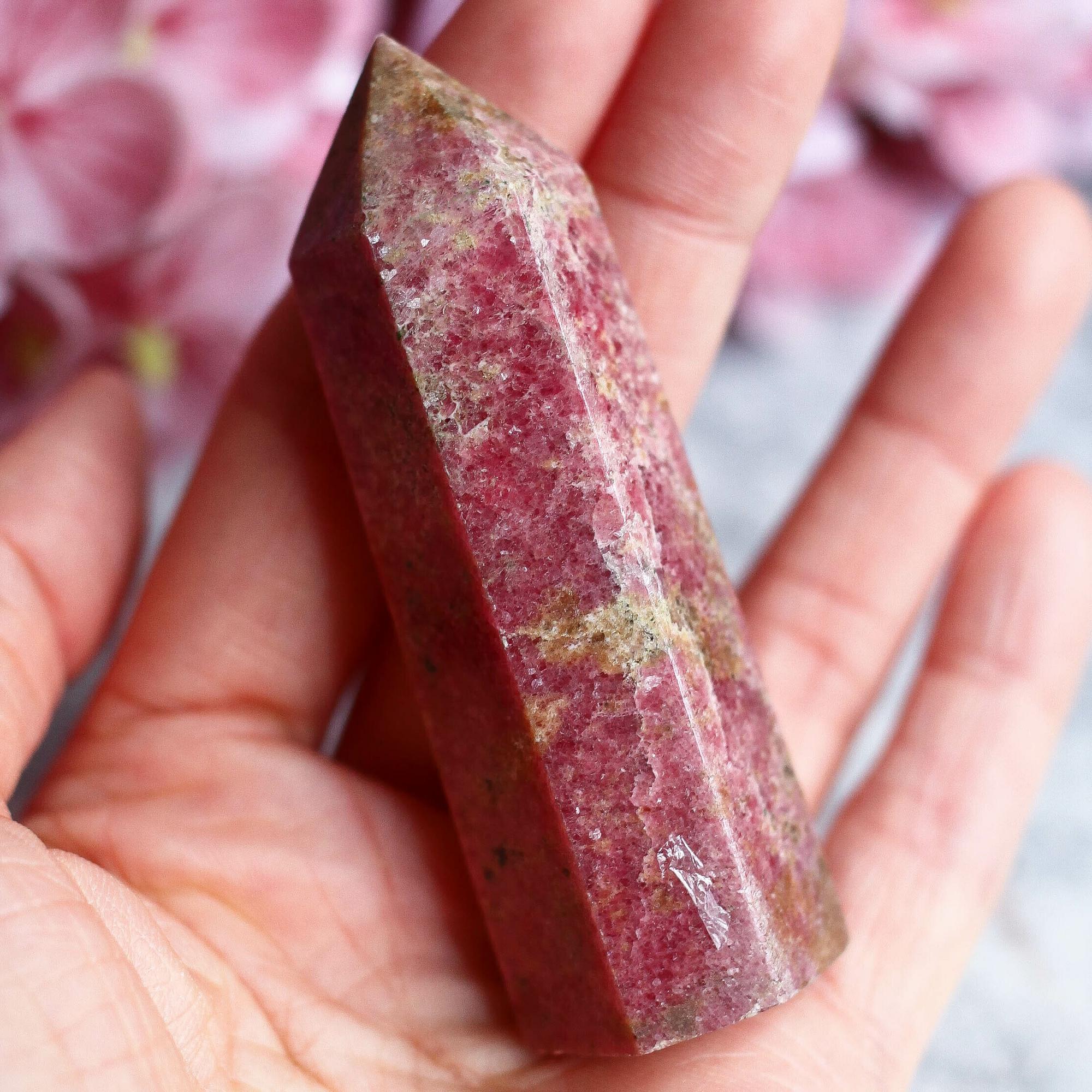 Родонит в форме кристалла-генератора (высокий сорт)