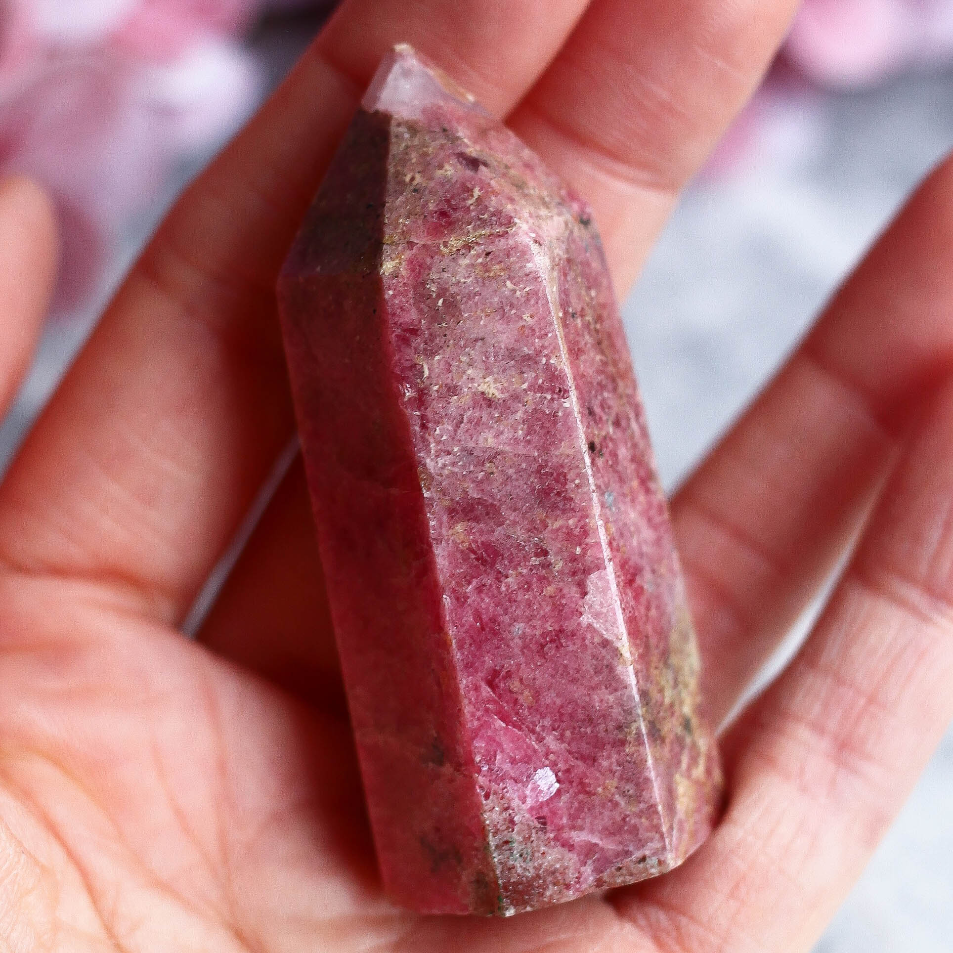 Родонит в форме кристалла-генератора (высокий сорт)