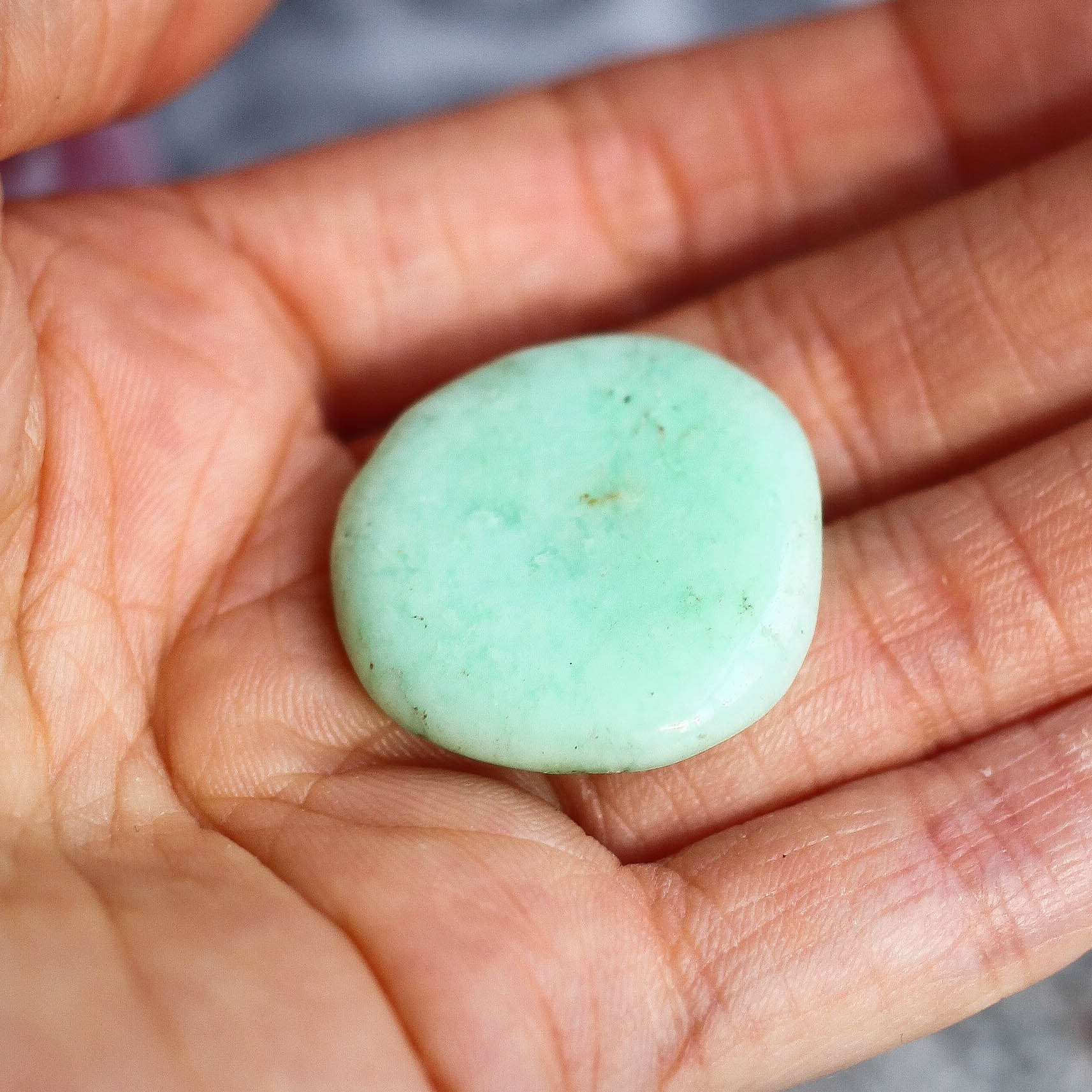 Хризопраз в форме гальки