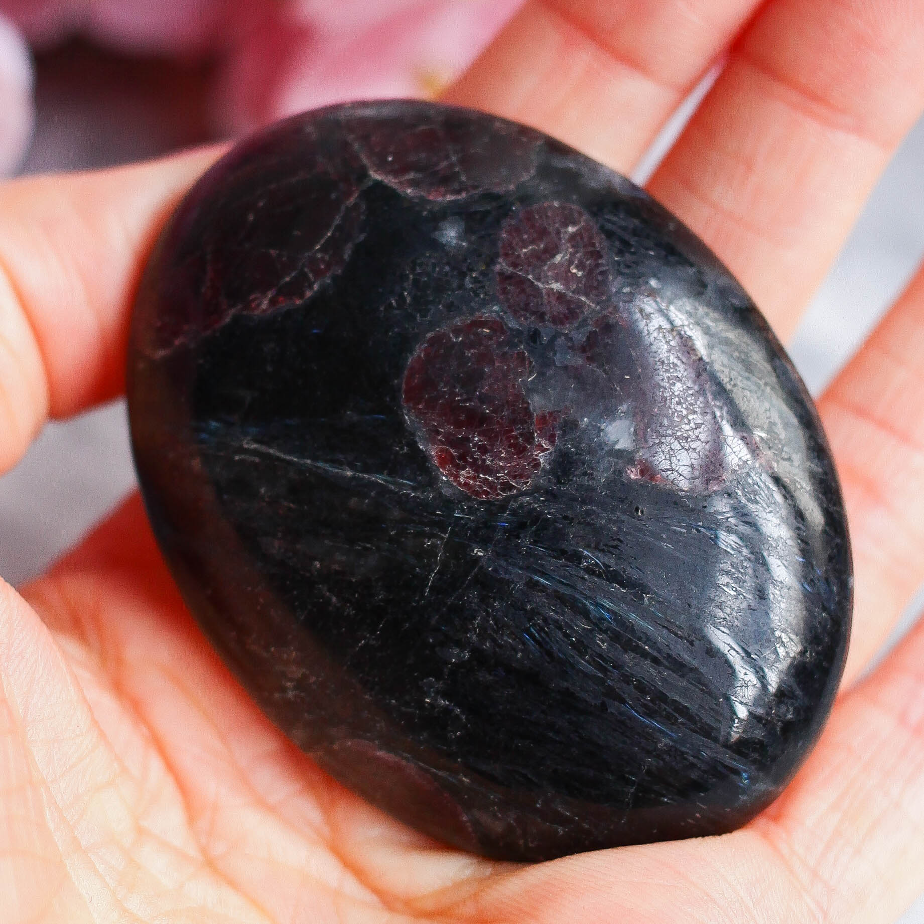 Красный гранат (альмандин) в антофиллит-жедрите в форме гальки